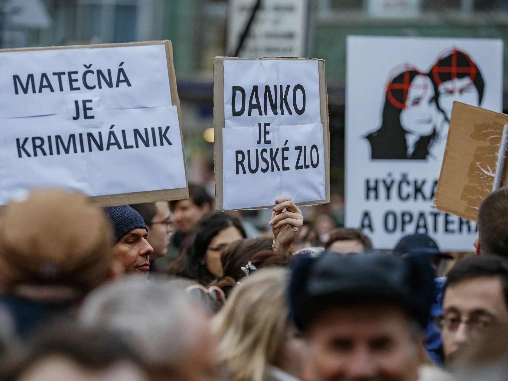 Pri príležitosti výročia vraždy novinára Jána Kuciaka a jeho snúbenice Martin Kušnírovej sa na námestí SNP v Bratislave konal protest Za slušné Slovensko.