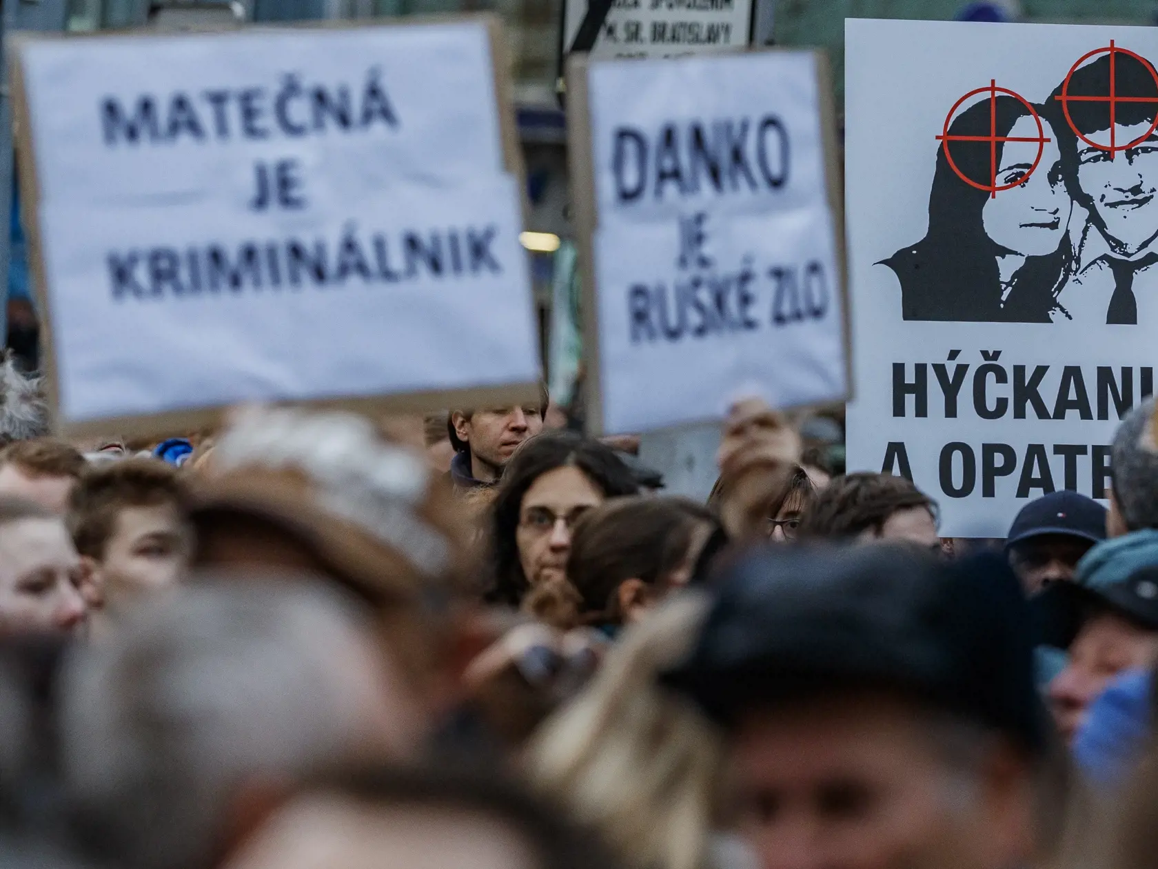 Pri príležitosti výročia vraždy novinára Jána Kuciaka a jeho snúbenice Martin Kušnírovej sa na námestí SNP v Bratislave konal protest Za slušné Slovensko.
