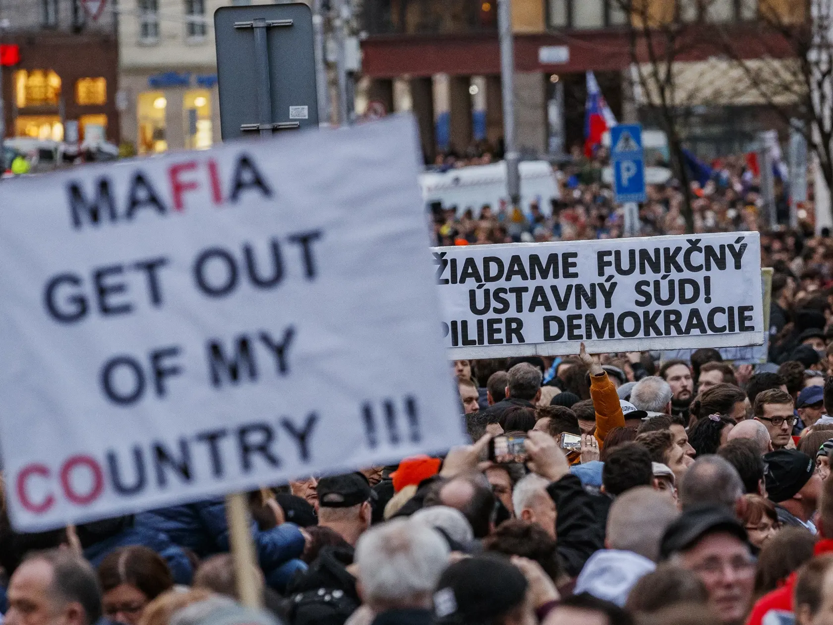 Pri príležitosti výročia vraždy novinára Jána Kuciaka a jeho snúbenice Martin Kušnírovej sa na námestí SNP v Bratislave konal protest Za slušné Slovensko.