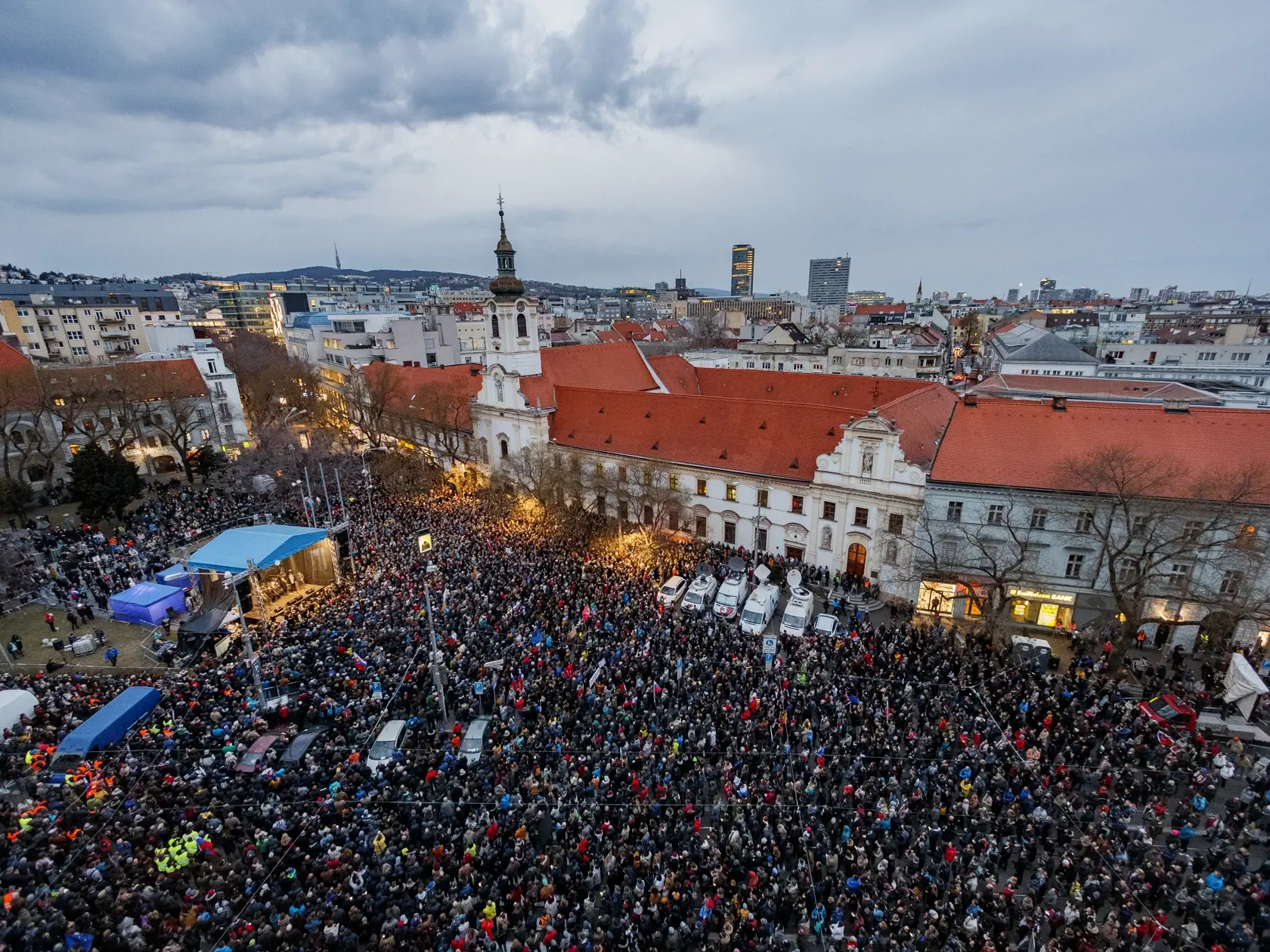 Pri príležitosti výročia vraždy novinára Jána Kuciaka a jeho snúbenice Martin Kušnírovej sa na námestí SNP v Bratislave konal protest Za slušné Slovensko.
