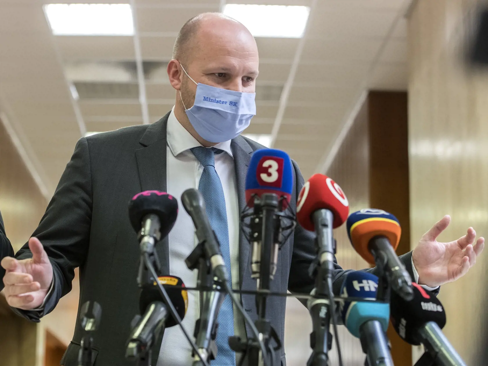 Na snímke minister obrany SR Jaroslav Naď (OĽaNO) potvrdil, že situácia v nemocniciach môže byť čoskoro kritická. Hrozí 10-násobok pacientov v nemocniciach.
