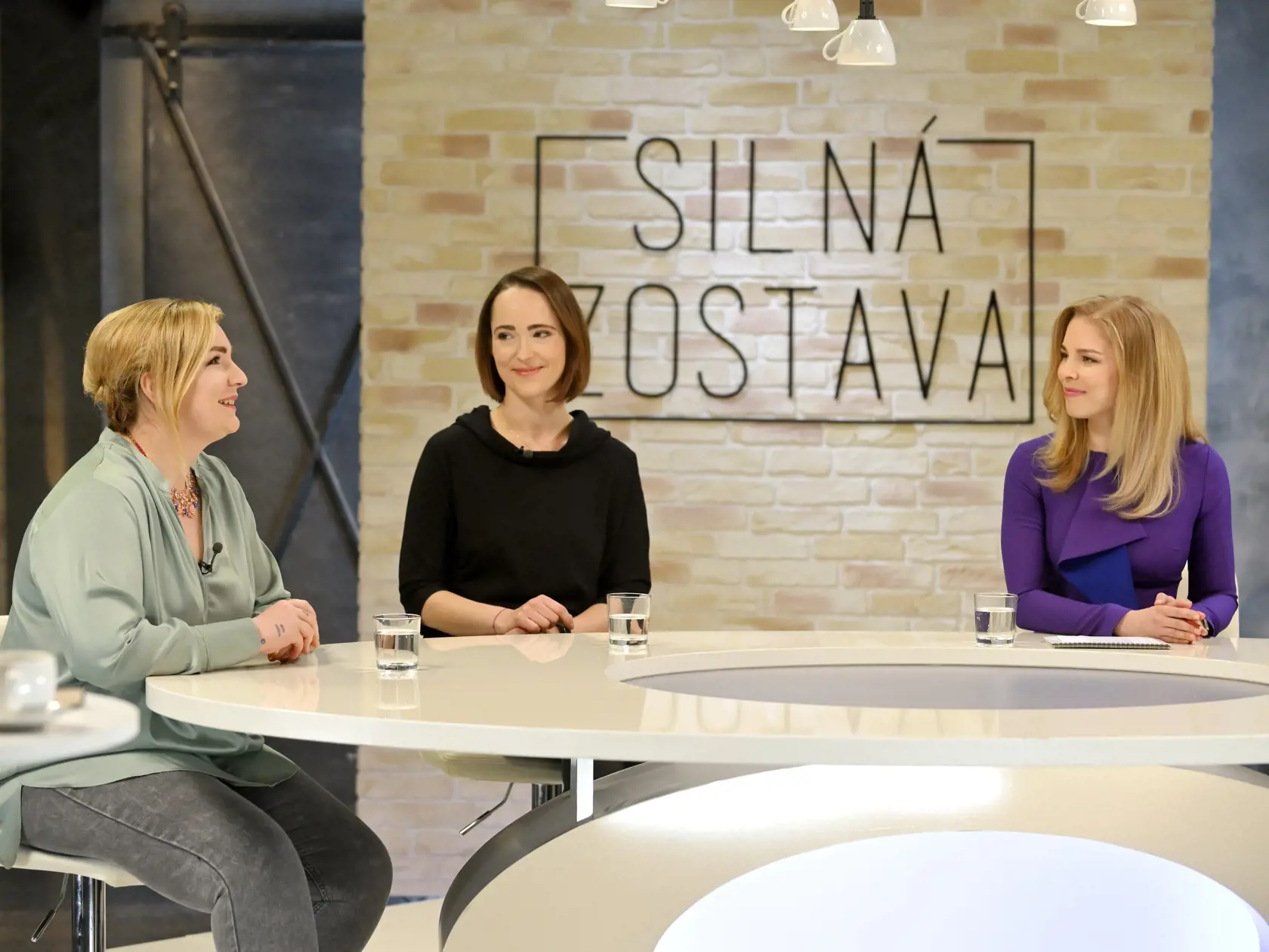 Relácia Silná zostava.