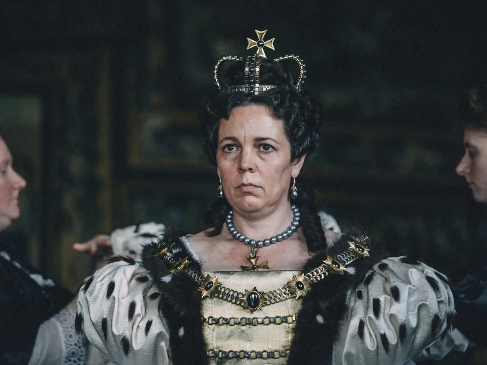 Olivia Colman stvárnila rolu kráľovnej Alžbety. A vyslúžila si za to sošku Oscara. 