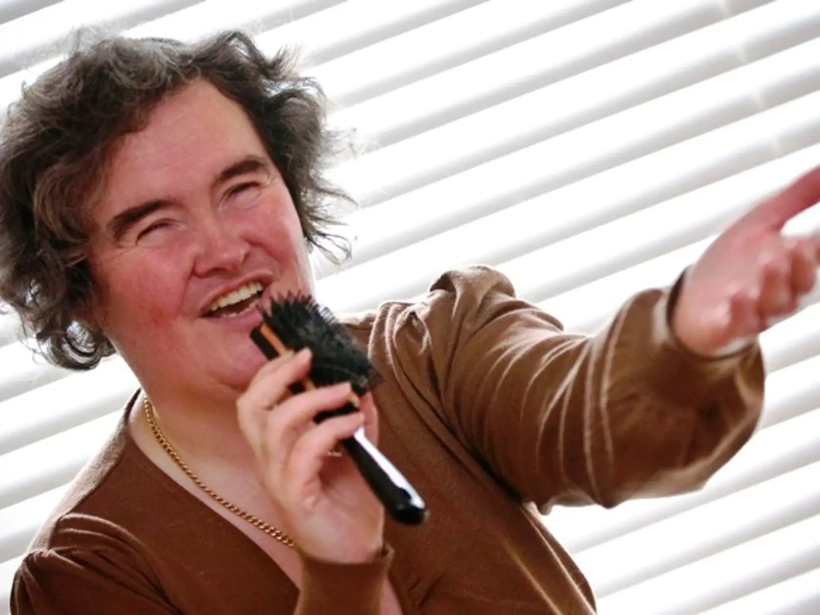 Susan Boyle, hviezda s výzorom zabudnutej babičky, má dnes na konte milióny predaných
albumov a jej podobizeň sa neraz objavuje na titulkách svetoznámych magazínov. V prvom kole speváckej súťaže ju však porota aj diváci vysmiali. No keď otvorila ústa, všetci zostali v šoku.