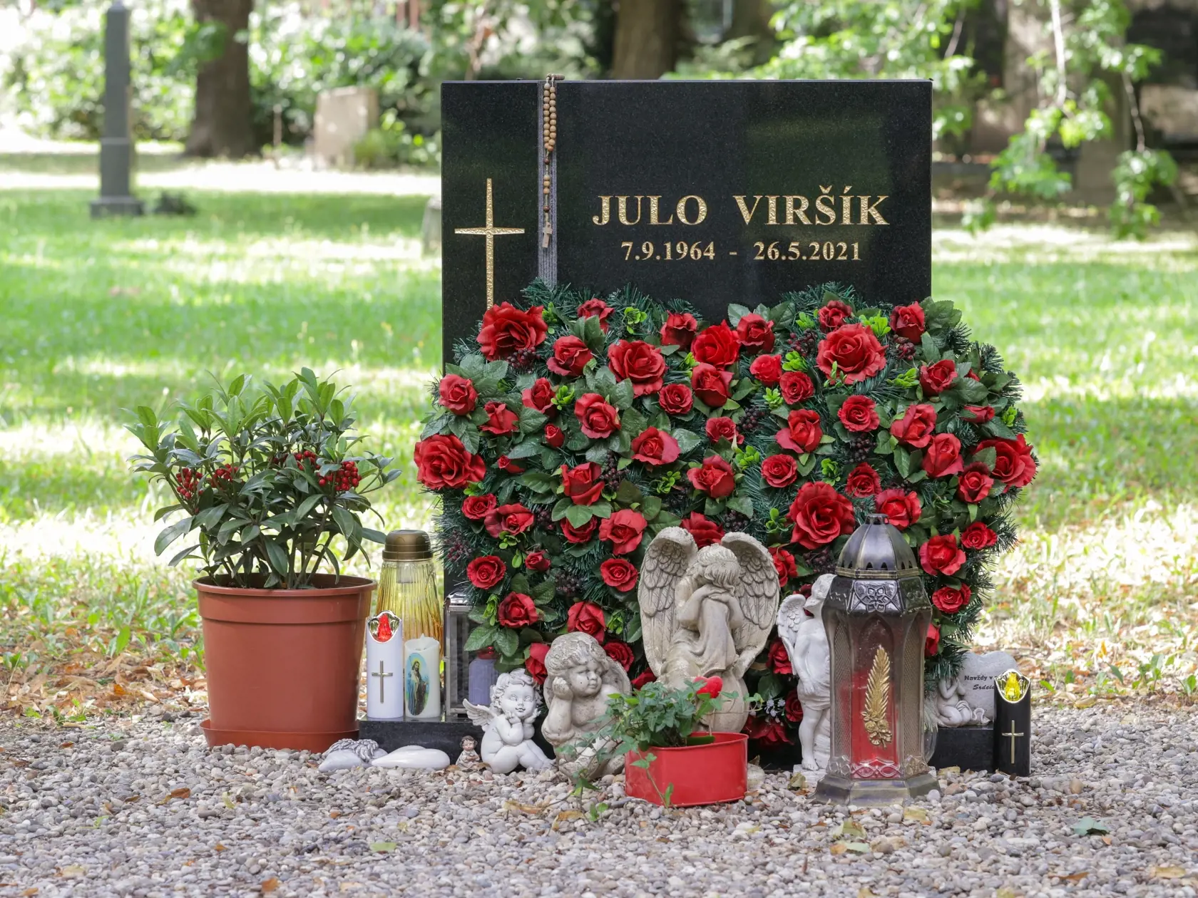 Júl 2024: Na snímke hrob Jula Viršíka. Zdobí ho obrovský veniec v tvare srdca a niekoľko anjelikov.