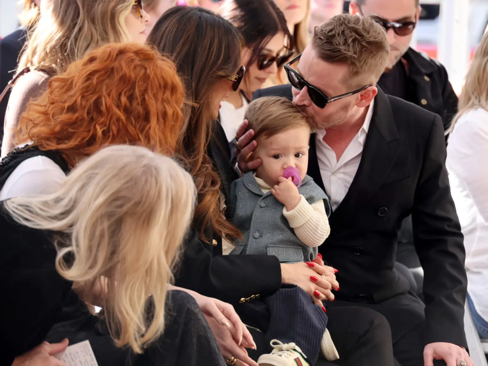 Macaulay Culkin so snúbenicou a synom