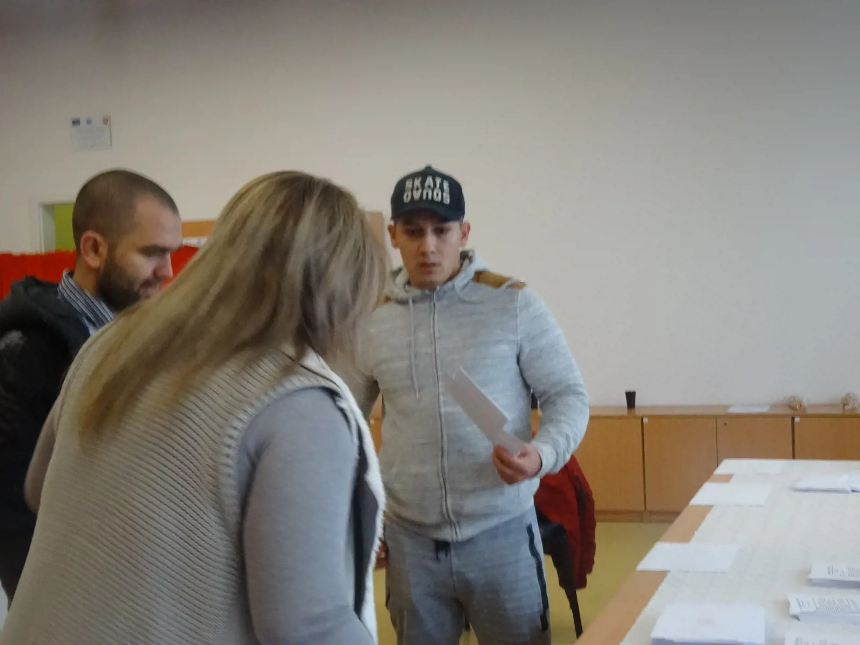 Jeden z voličov prišiel do volebnej miestnosti s lístkom kandidáta na starostu.