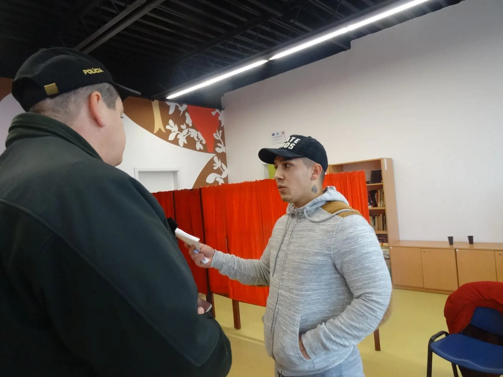 Mladík, ktorý prišiel do volebnej miestnosti s lístkom kandidáta na starostu skončil na polícii kvôli vysvetleniu.