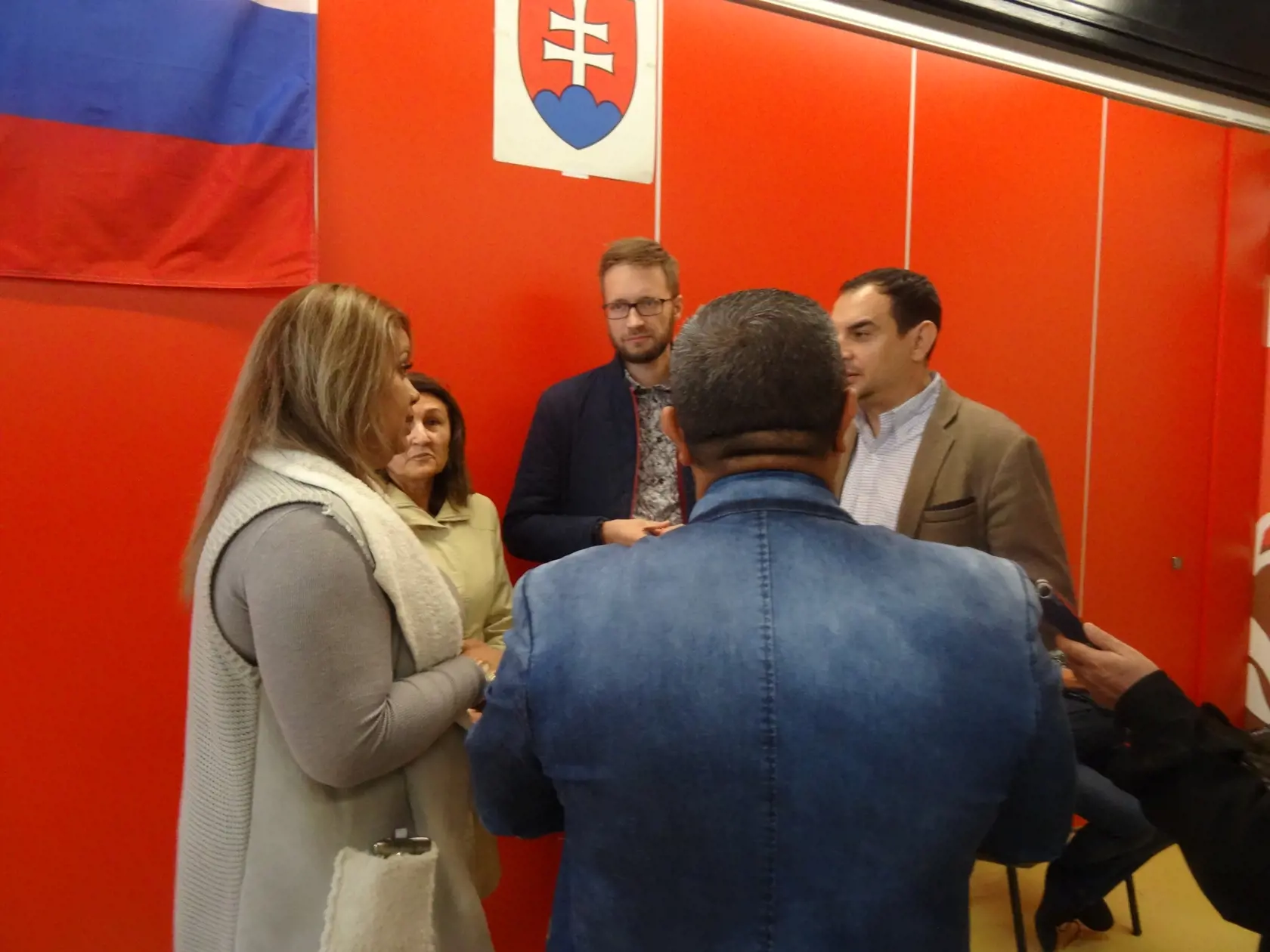 Peter Pollák, ktorý bol pri ostatných voľbách členom štátnej volebnej komisie sa prišiel pozrieť na to, čo sa vo volebnej miestnosti na  Luníku IX prihodilo.