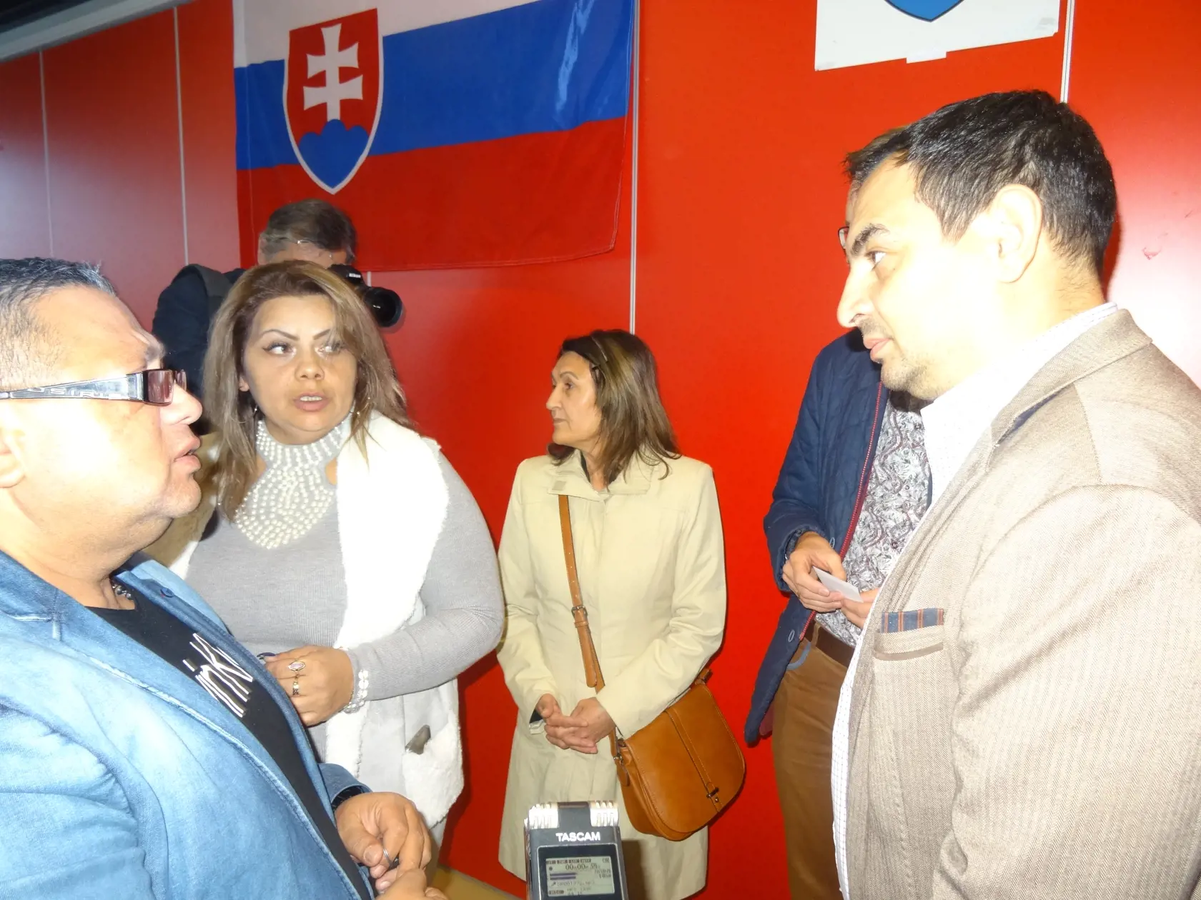 Peter Pollák, ktorý bol pri ostatných voľbách členom štátnej volebnej komisie sa prišiel pozrieť na to, čo sa vo volebnej miestnosti na  Luníku IX prihodilo.