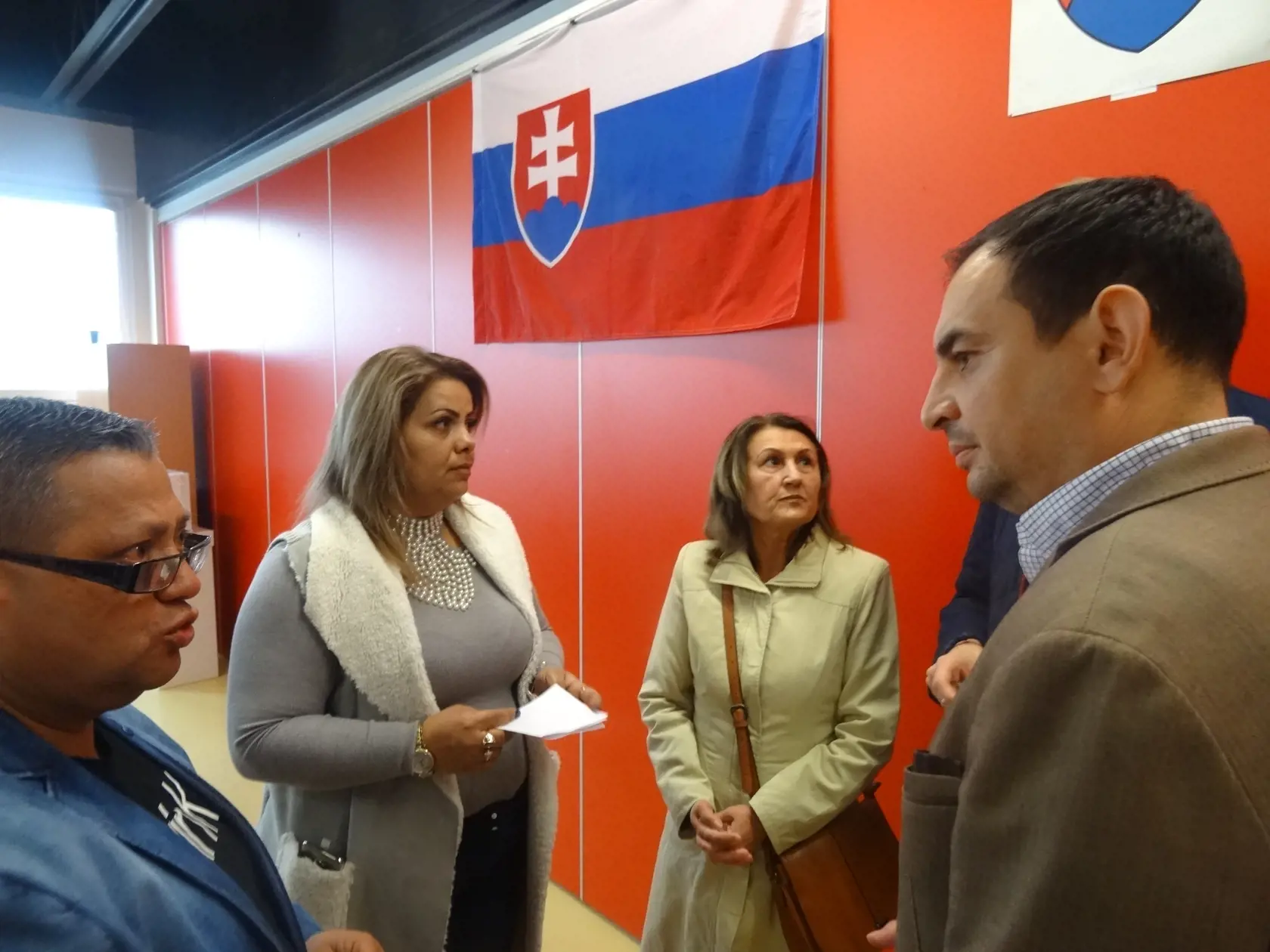 Peter Pollák, ktorý bol pri ostatných voľbách členom štátnej volebnej komisie sa prišiel pozrieť na to, čo sa vo volebnej miestnosti na  Luníku IX prihodilo.