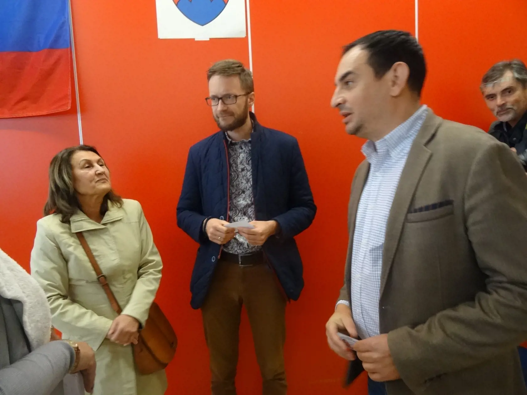 Peter Pollák, ktorý bol pri ostatných voľbách členom štátnej volebnej komisie sa prišiel pozrieť na to, čo sa vo volebnej miestnosti na  Luníku IX prihodilo.