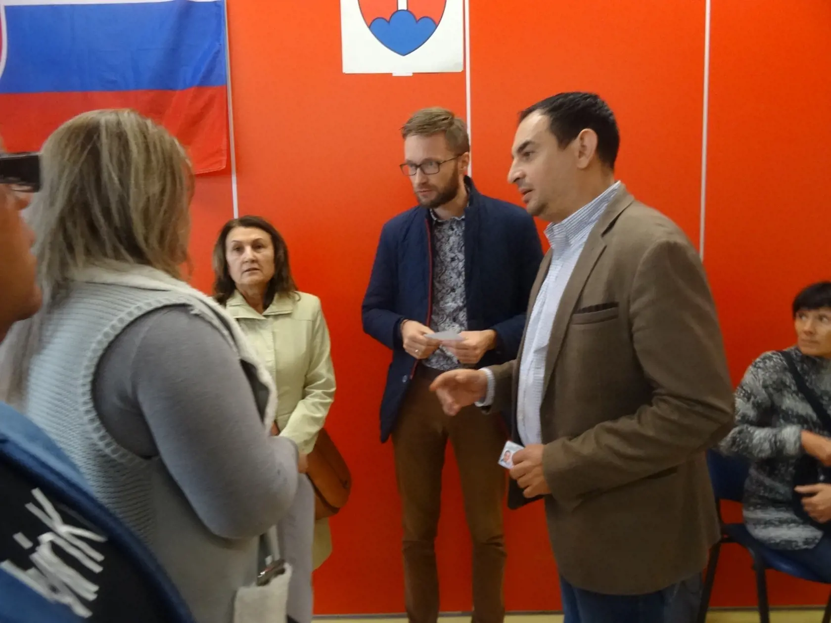 Peter Pollák, ktorý bol pri ostatných voľbách členom štátnej volebnej komisie sa prišiel pozrieť na to, čo sa vo volebnej miestnosti na  Luníku IX prihodilo.
