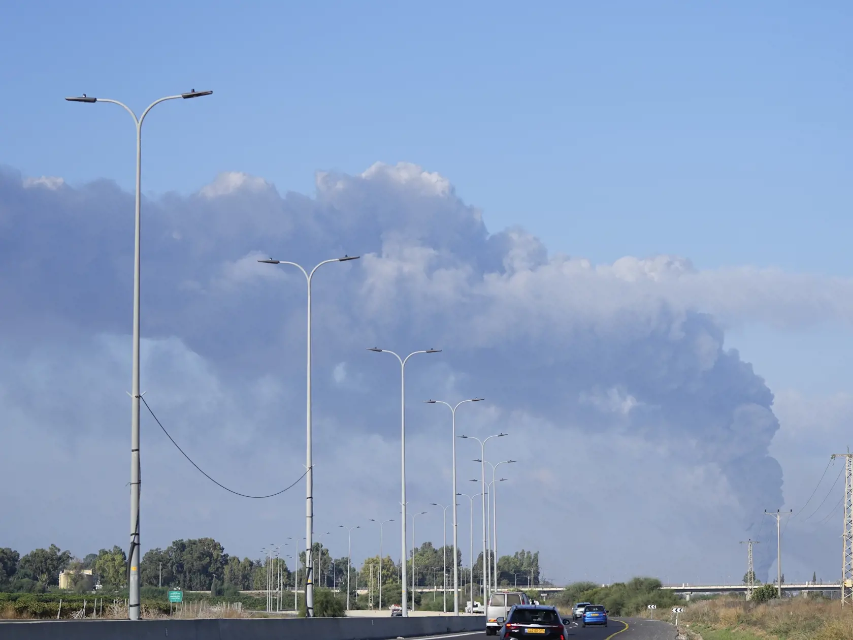 JB 22 - Hustý čierny dym stúpa po raketovom útoku z pásma Gazy na juhu Izraela 7. októbra 2023. Vodca islamistického hnutia Hamas oznámil, že táto ozbrojená skupina začala novú vojenskú operáciu proti Izraelu. V Jeruzaleme sa rozozvučali sirény oznamujúce letecký poplach. TASR správu prevzala v sobotu z agentúr AP a AFP. FOTO TASR/AP

A column of smoke rises from the south of Israel on Saturday, Oct. 7, 2023. Palestinian militants in the Gaza Strip infiltrated Saturday into southern Israel and f