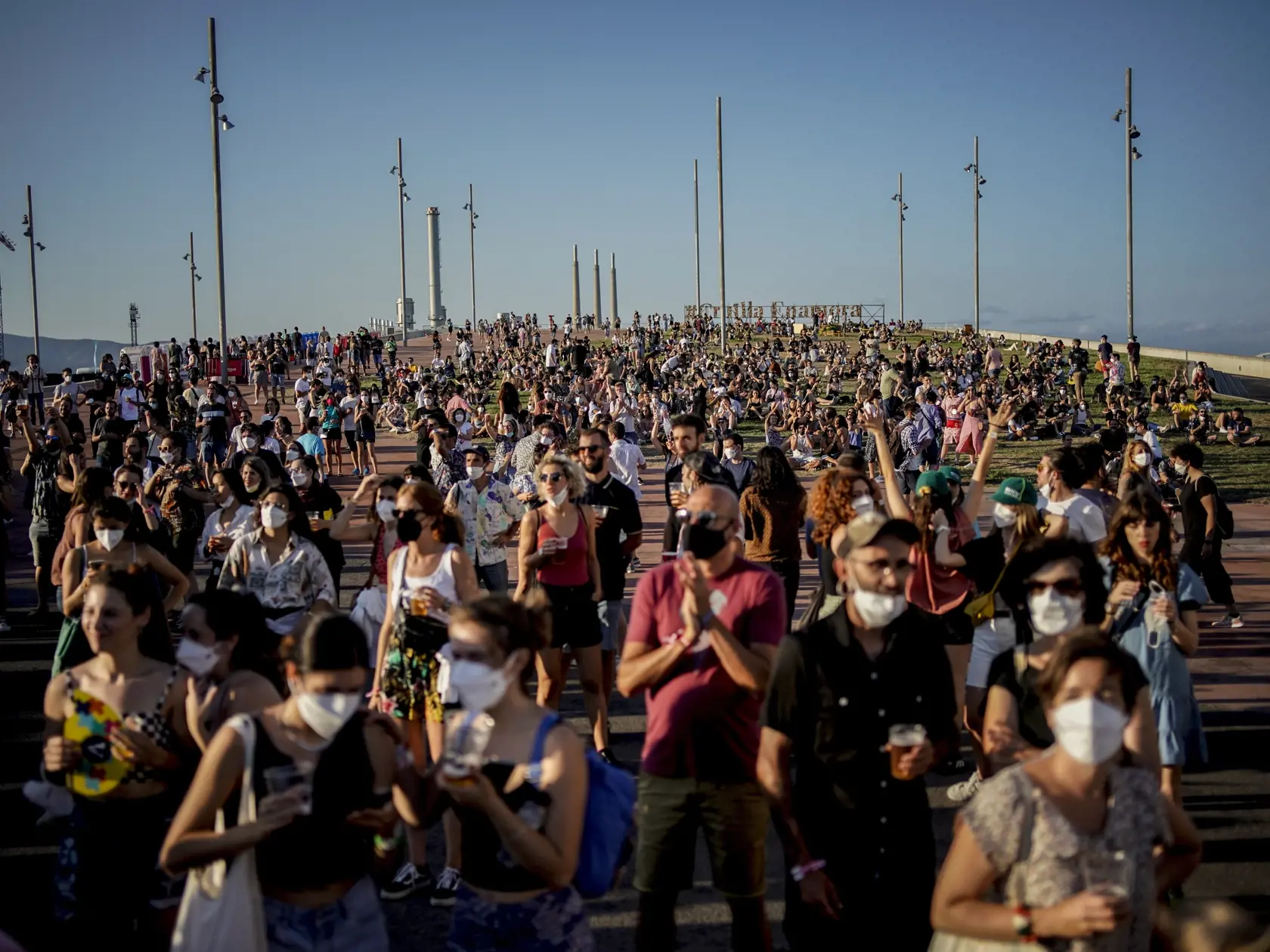 Otestovaní návštevníci tancujú počas hudobného festivalu Cruilla v Barcelone.