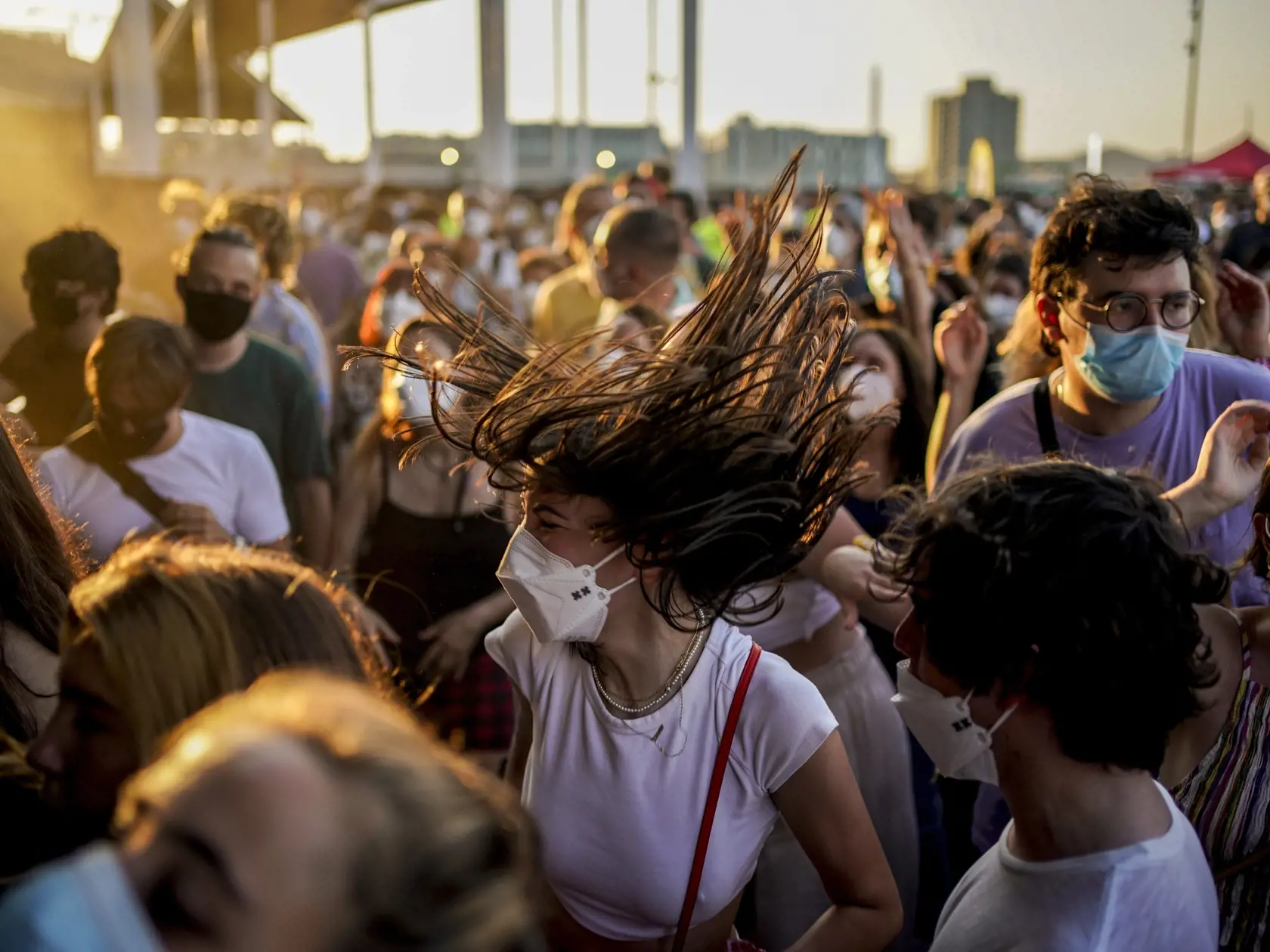 Otestovaní návštevníci tancujú počas hudobného festivalu Cruilla v Barcelone.