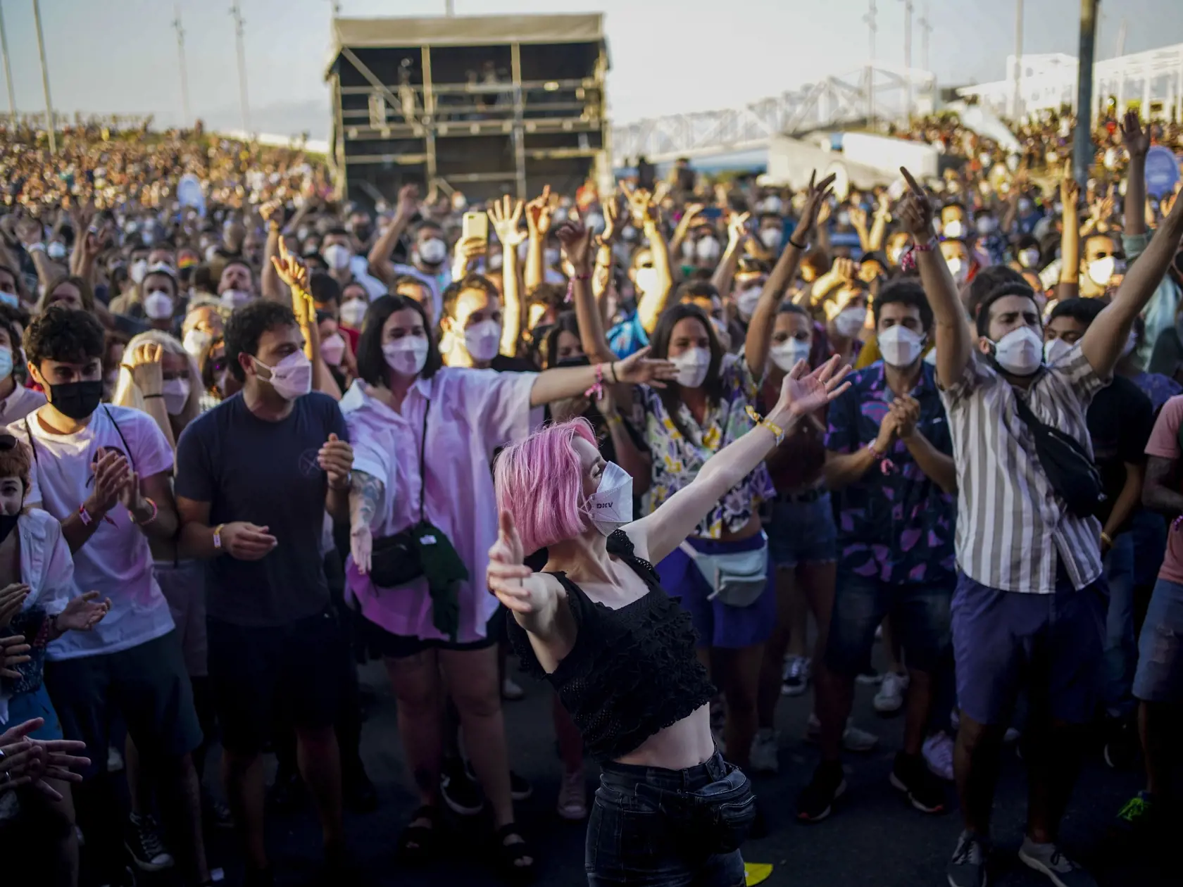 Otestovaní návštevníci tancujú počas hudobného festivalu Cruilla v Barcelone.