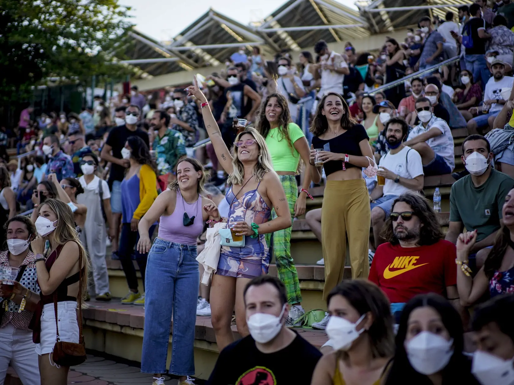 Otestovaní návštevníci tancujú počas hudobného festivalu Cruilla v Barcelone.