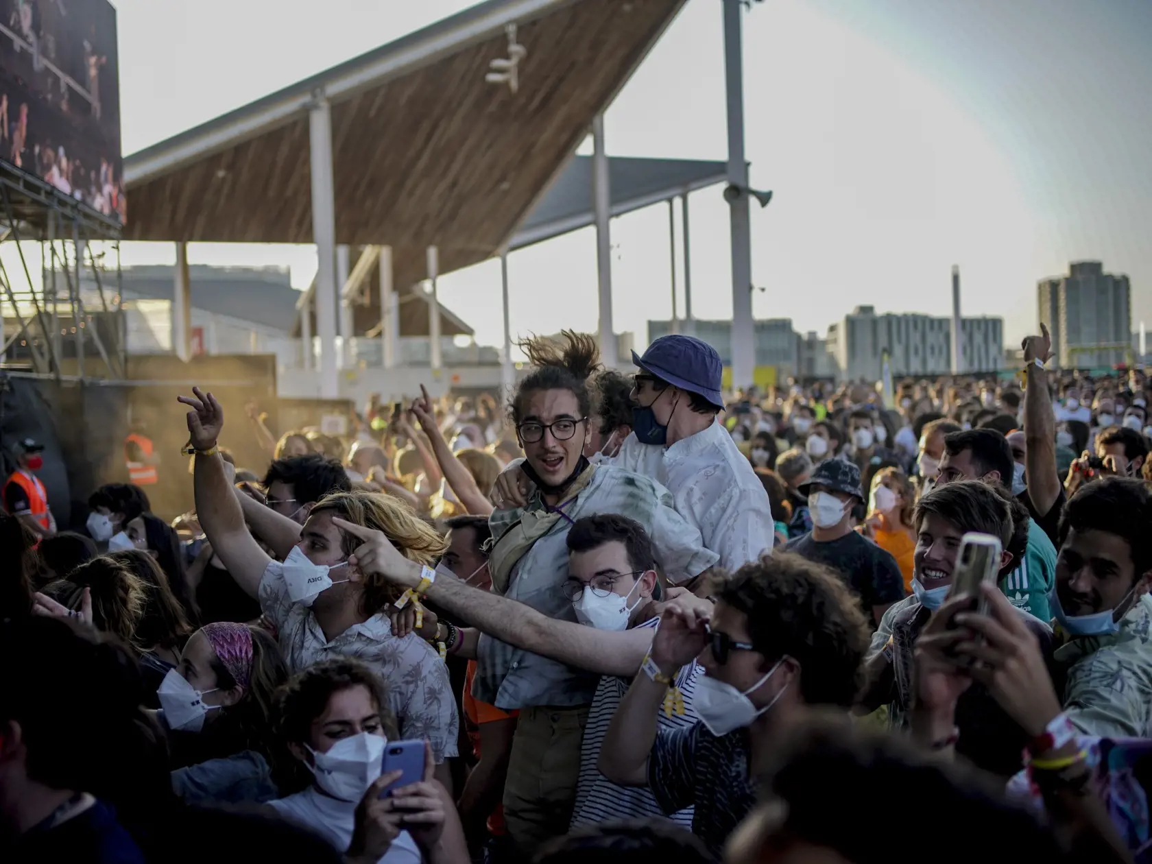 Otestovaní návštevníci tancujú počas hudobného festivalu Cruilla v Barcelone.