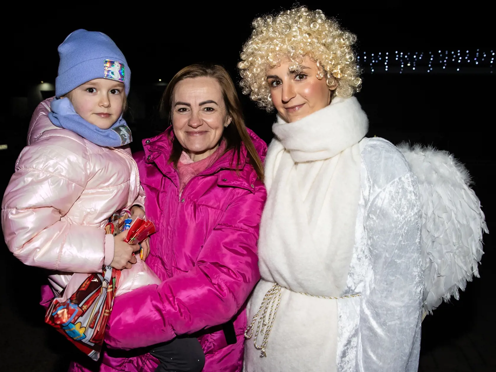 S úsmevom na tvári si zobrali od Mikuláša darčeky s ktorými bol až do prasknutia zásobený.Medzi nimi sa našli aj také, ktoré sa muža s bielou bradou najprv báli a sem tam aj slzu vyronili. No vzápätí sa osmelili a zobrali si od deda Mráza darčeky.