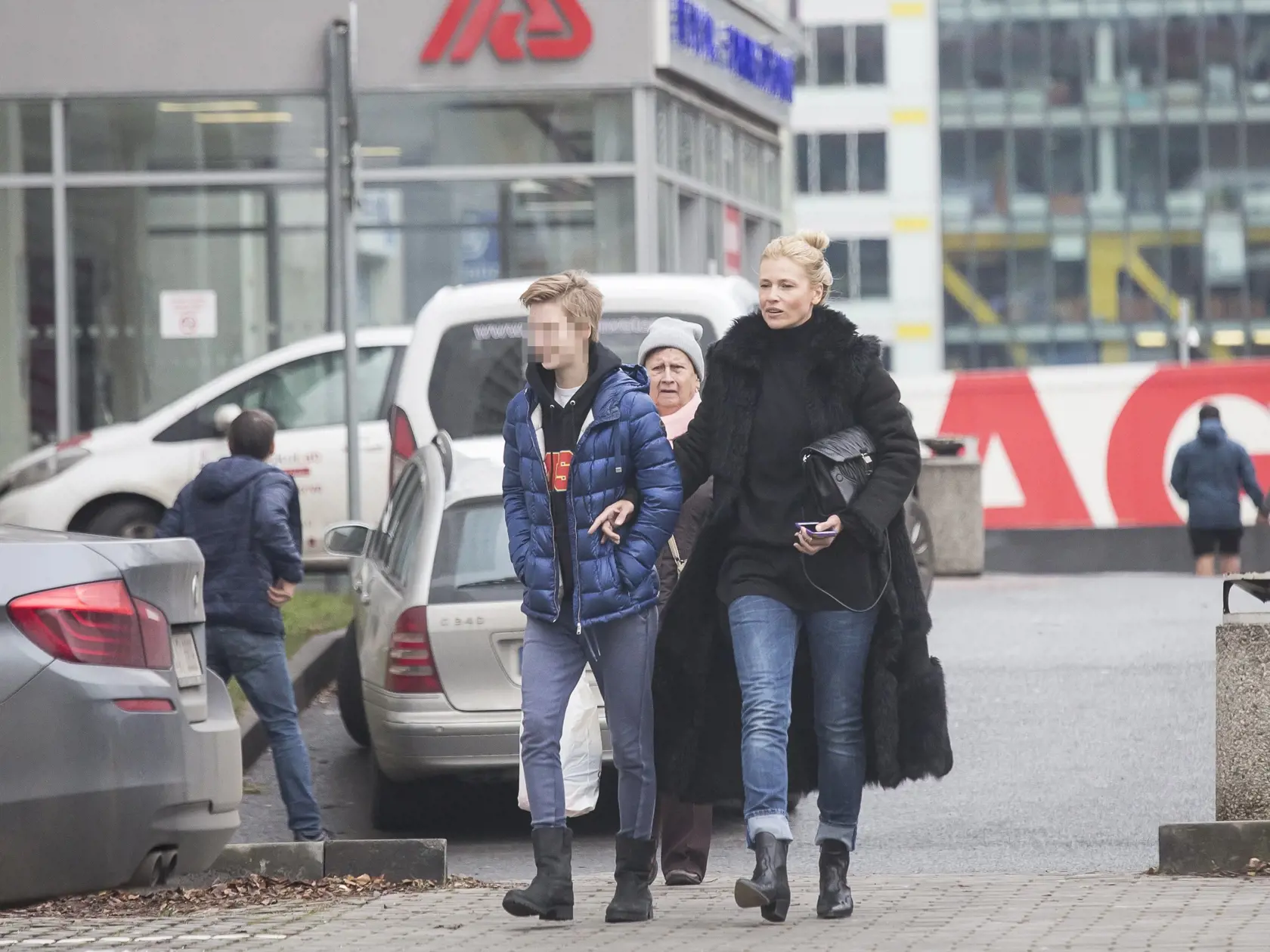 Na návšteve?: Pred Vianocami paparazzi nasnímali modelku aj s dcérou Ellou v Česku. 