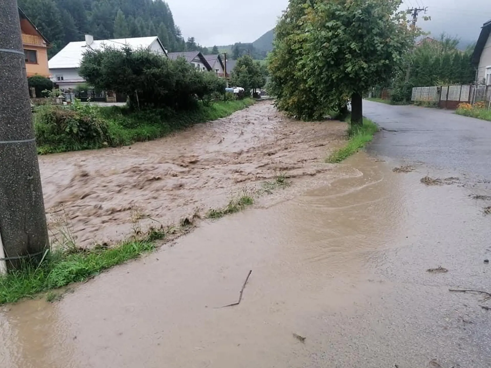 V niektorých okresoch západného Slovenska sa môže výdatnejšie rozpršať, na východe treba počítať miestami s búrkami. Upozorňuje na to Slovenský hydrometeorologický ústav (SHMÚ), ktorý vydal výstrahy prvého stupňa.