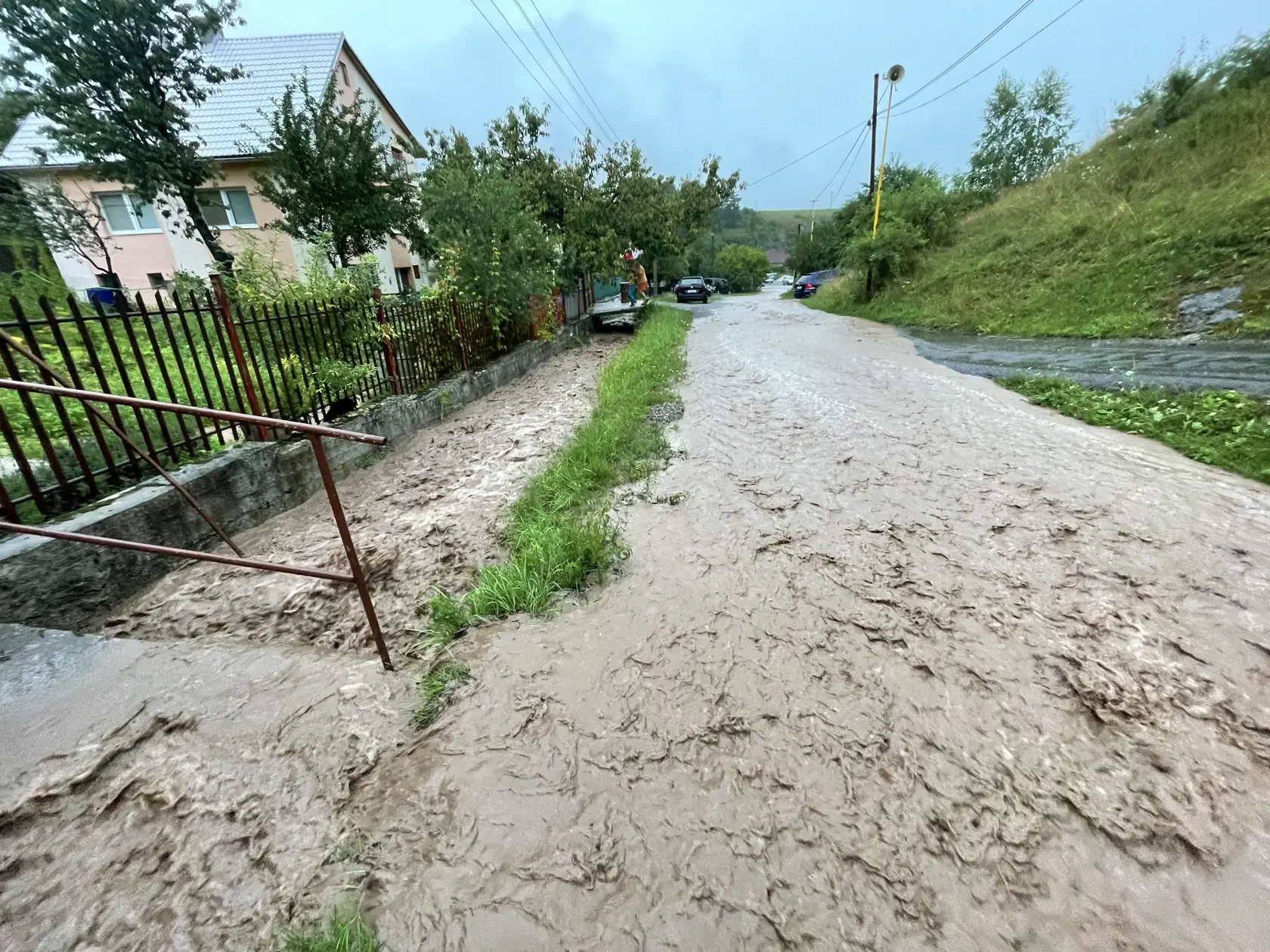 V niektorých okresoch západného Slovenska sa môže výdatnejšie rozpršať, na východe treba počítať miestami s búrkami. Upozorňuje na to Slovenský hydrometeorologický ústav (SHMÚ), ktorý vydal výstrahy prvého stupňa.