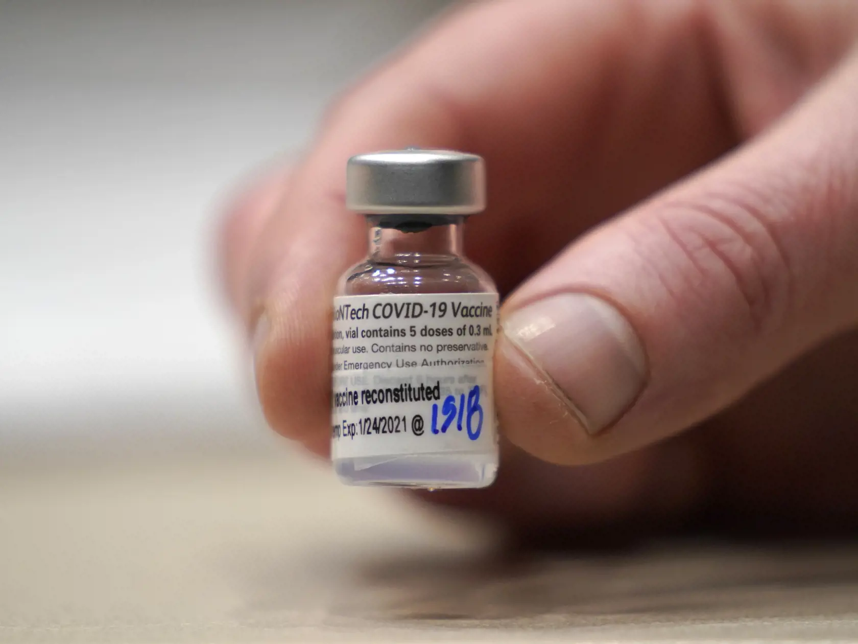 Ampulka s vakcínou proti ochoreniu Covid-19 od konzorcia Pfizer/BioNTech.