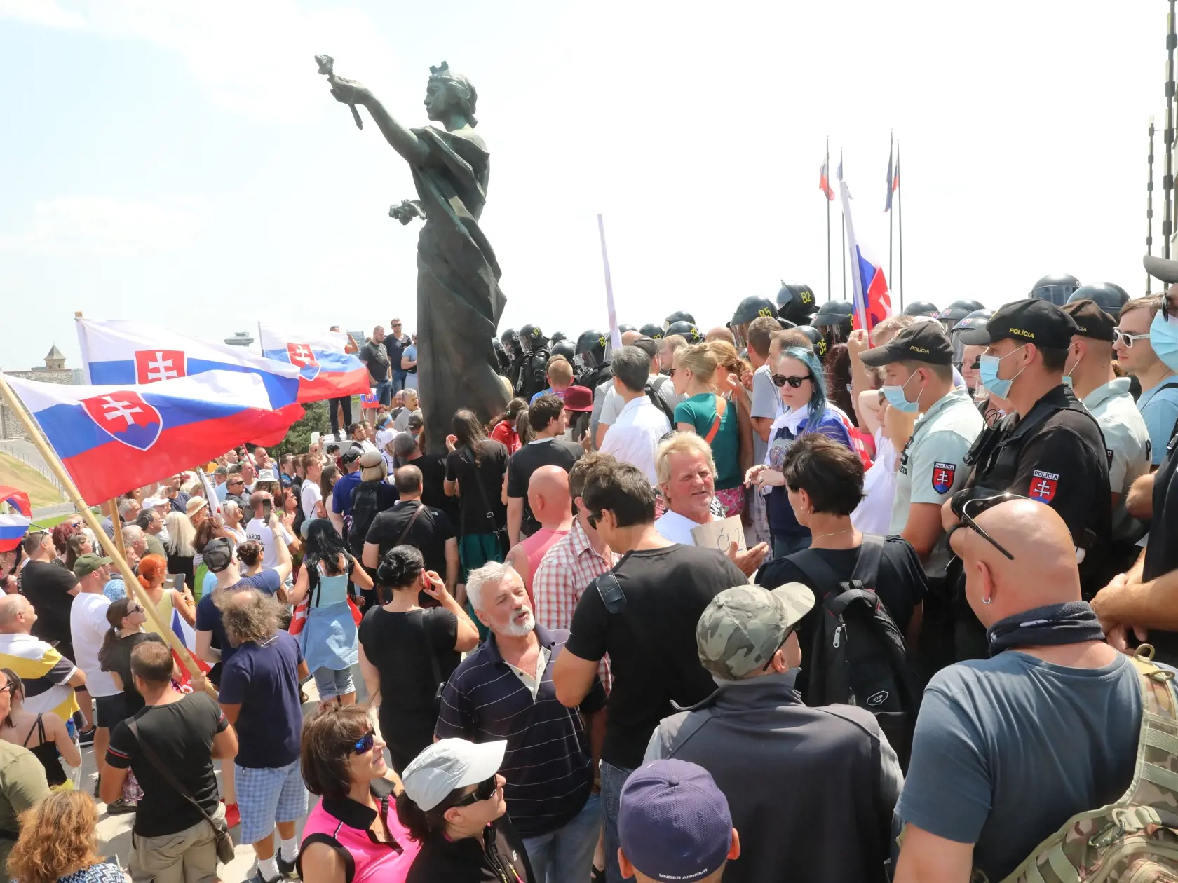 Protesty sa konali aj pred parlamentom.