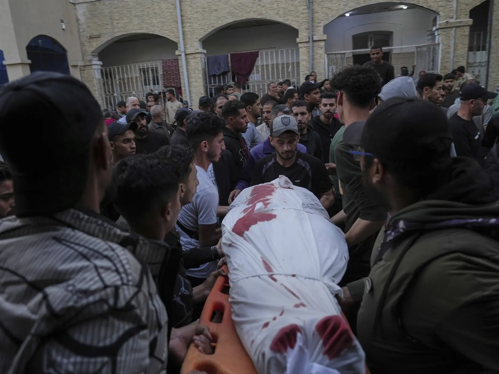 JB 33 Gaza - Palestínčania nesú telá obetí po izraelských leteckých útokoch do nemocnice v meste Gaza 3. apríla 2025. Najmenej 25 ľudí prišlo v Pásme Gazy vo štvrtok o život pri izraelskom leteckom útoku na budovu školy, ktorá slúži ako útočisko pre ľudí vysídlených v dôsledku vojny, uviedla tamojšia civilná obrana. TASR informuje podľa agentúry AFP. Podľa hovorcu gazského úradu pre civilnú obranu Mahmúda Bassala došlo k náletu severovýchodne od mesta Gaza a zranenia utrpelo najmenej ďalších 100 osôb. FOTO TASR/AP

Palestinians carry the bodies of those who were killed in an Israeli airstrike, as they brought to the Baptist Hospital in Gaza City, on Thursday, April 3, 2025. (AP Photo/Jehad Alshrafi)