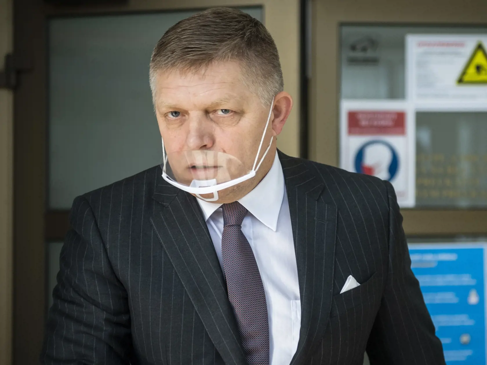 Výboh je roky spájaný so stranou Smer a jej predsedom Robertom Ficom. Sám predseda ľavičiarov sa netají tým, že sa s podnikateľom pozná dlhé roky.