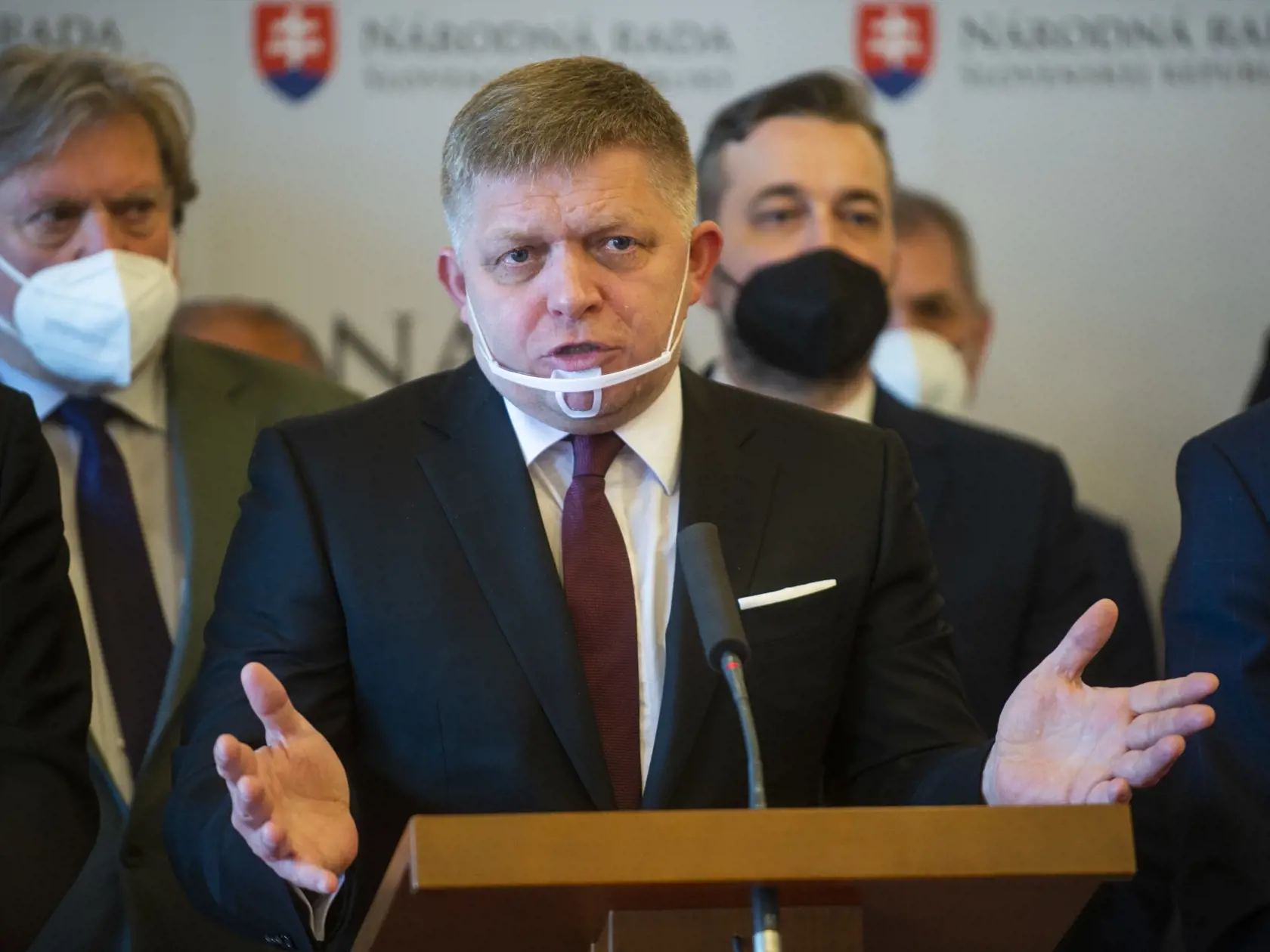 Výboh je roky spájaný so stranou Smer a jej predsedom Robertom Ficom. Sám predseda ľavičiarov sa netají tým, že sa s podnikateľom pozná dlhé roky.