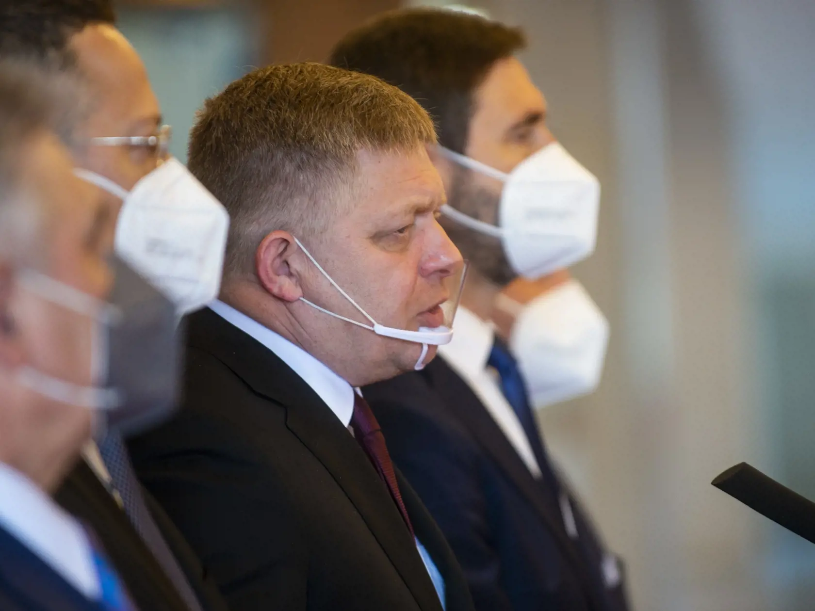 Na snímke je poslanec NR SR Robert Fico (Smer-SD) spolu s členmi strany Smer-SD počas tlačovej konferencie.