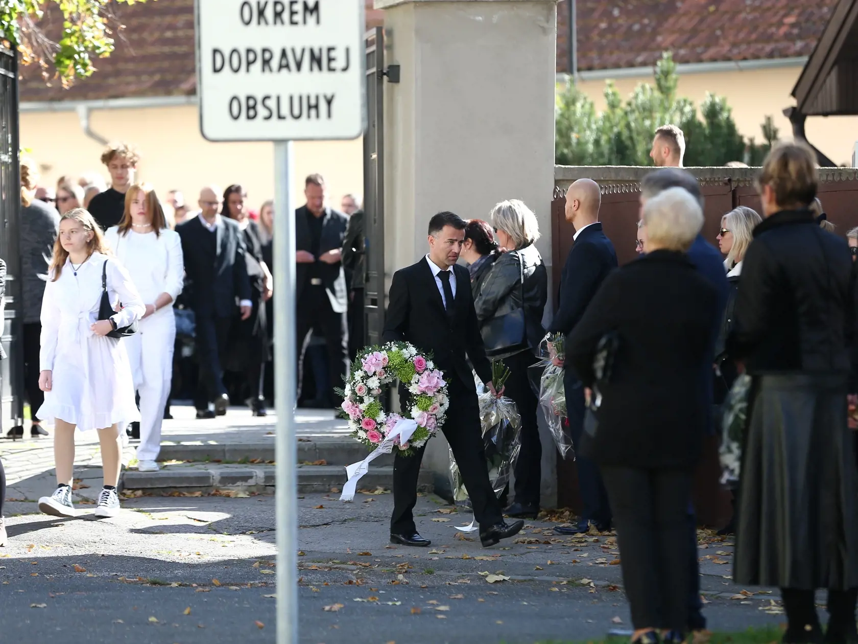 Posledná rozlúčka s nadanou študentkou Broňou. V sobotu (8.10.) sa rozlúčili rodiny Mareka a Brone so svojími milovanými deťmi, vnúčatami, a súrodencami. Ich mladé životy vyhasli vinou opitého vodiča.