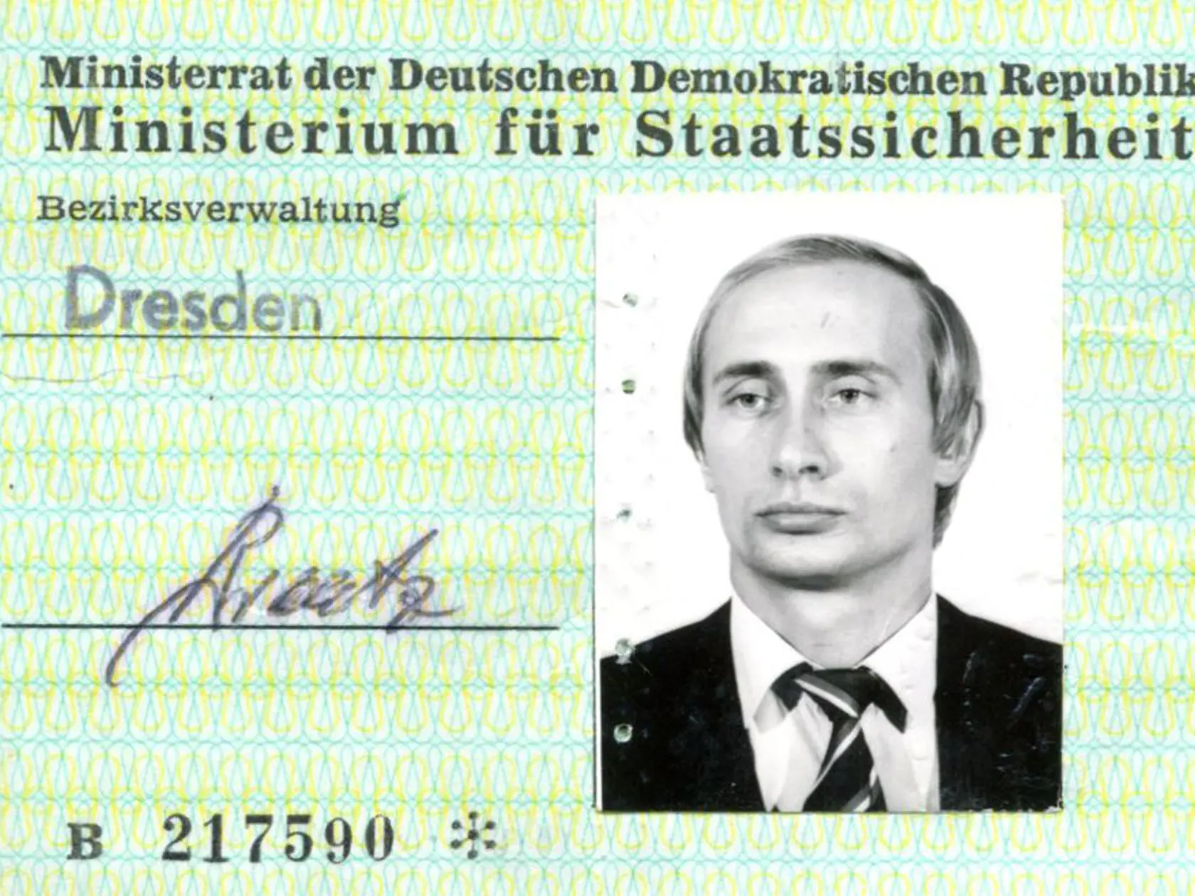 Putin bol v minulosti  špeciálny agent KGB, neskôr bol riaditeľom FSB. Na zábere je falošný preukaz Putina.