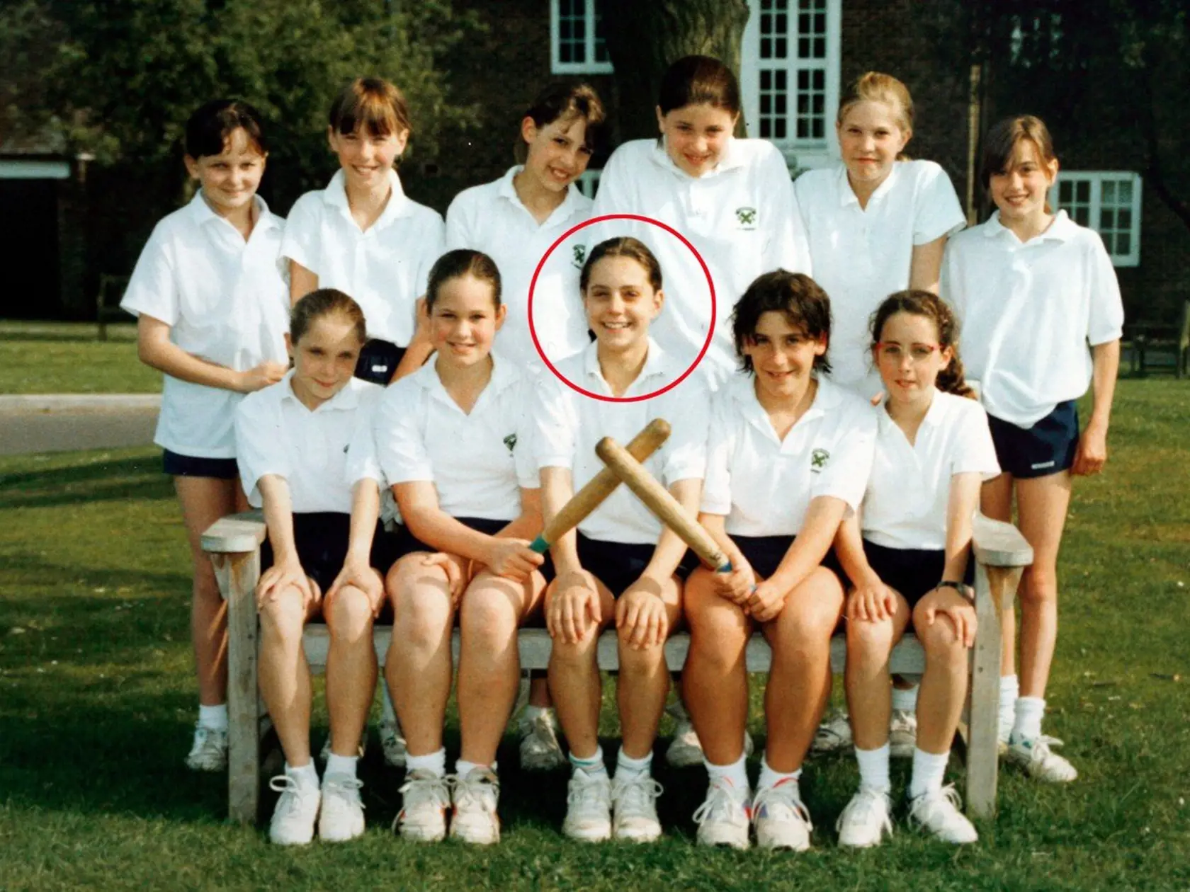 Kate Middleton (zakrúžkovaná v strede) v roku 1995.