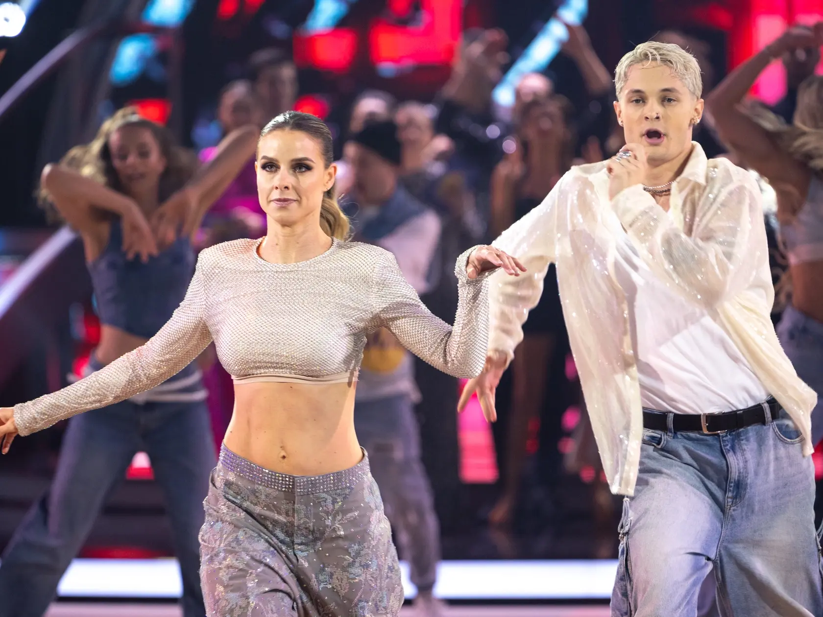 Na snímke Nela Pocisková a Matyáš Adamec počas úvodného vystúpenia piateho  kola Let's dance 2025.