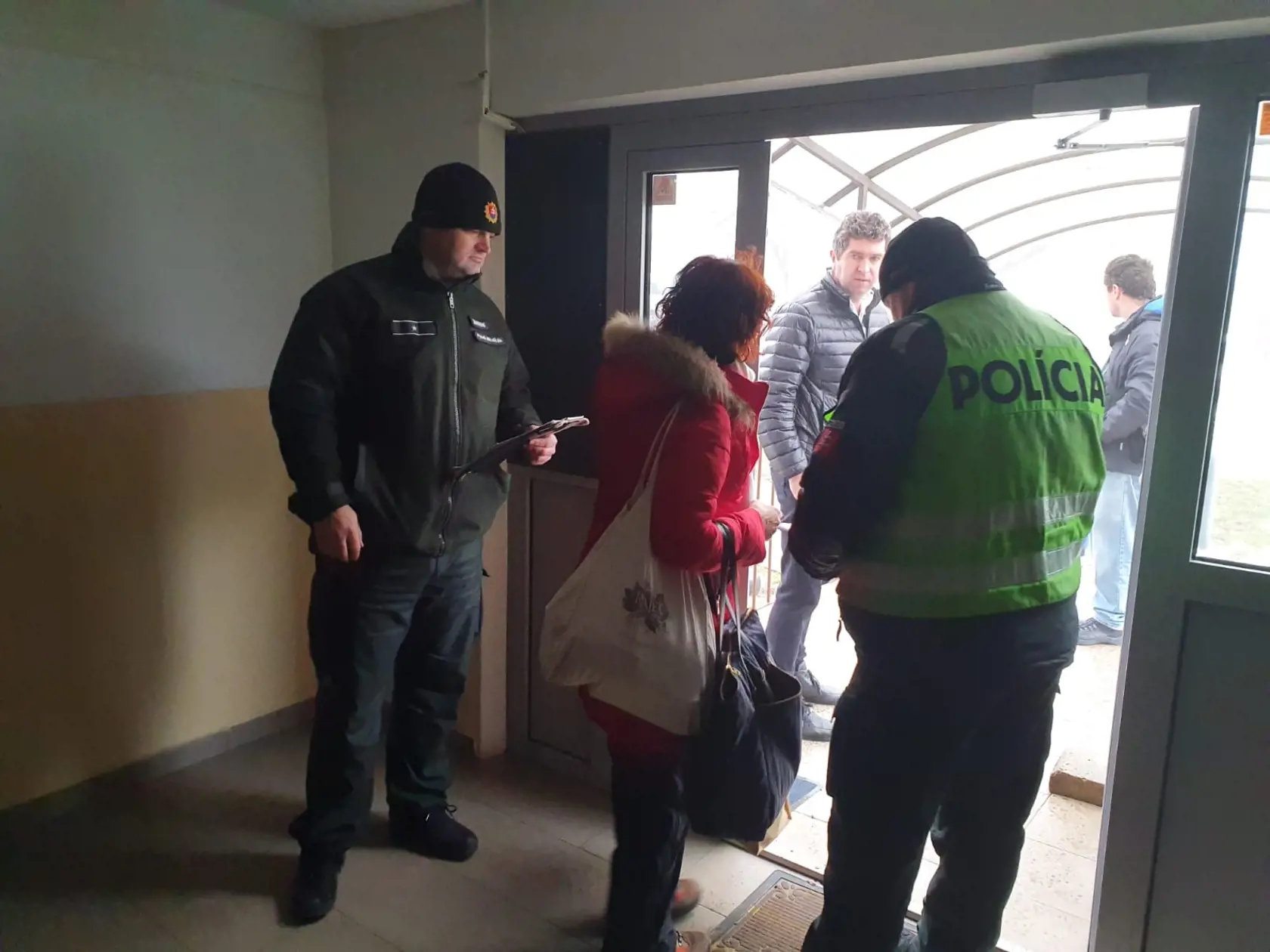 Panelák v Bardejove v noci na sobotu 1. februára najprv zatopila voda, neskôr začali horieť elektrické rozvody. Bez strechy nad hlavou zostalo viac ako 100 obyvateľov.