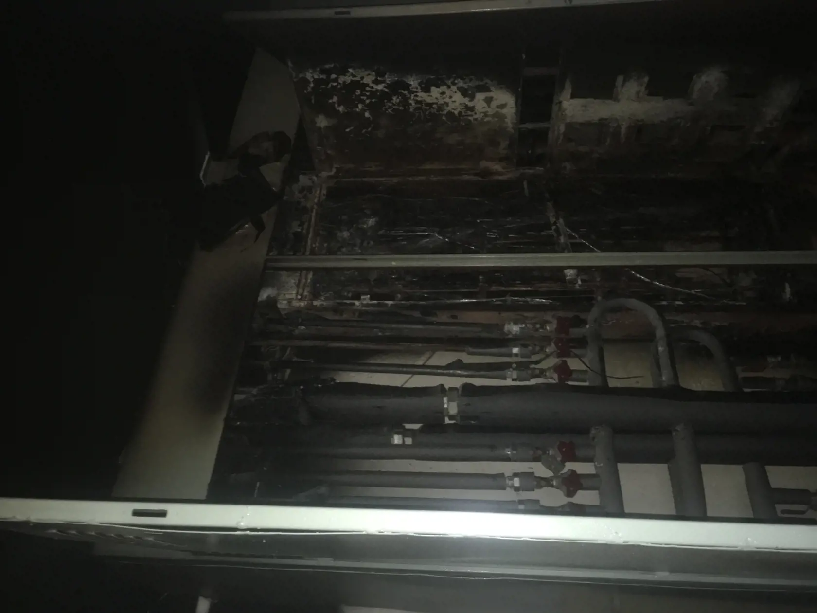 Vyhorená elektroinštalácia, ktorá zadymila panelák v Bardejove, mala podľa obyvateľov bytovky najmenej 40 rokov.