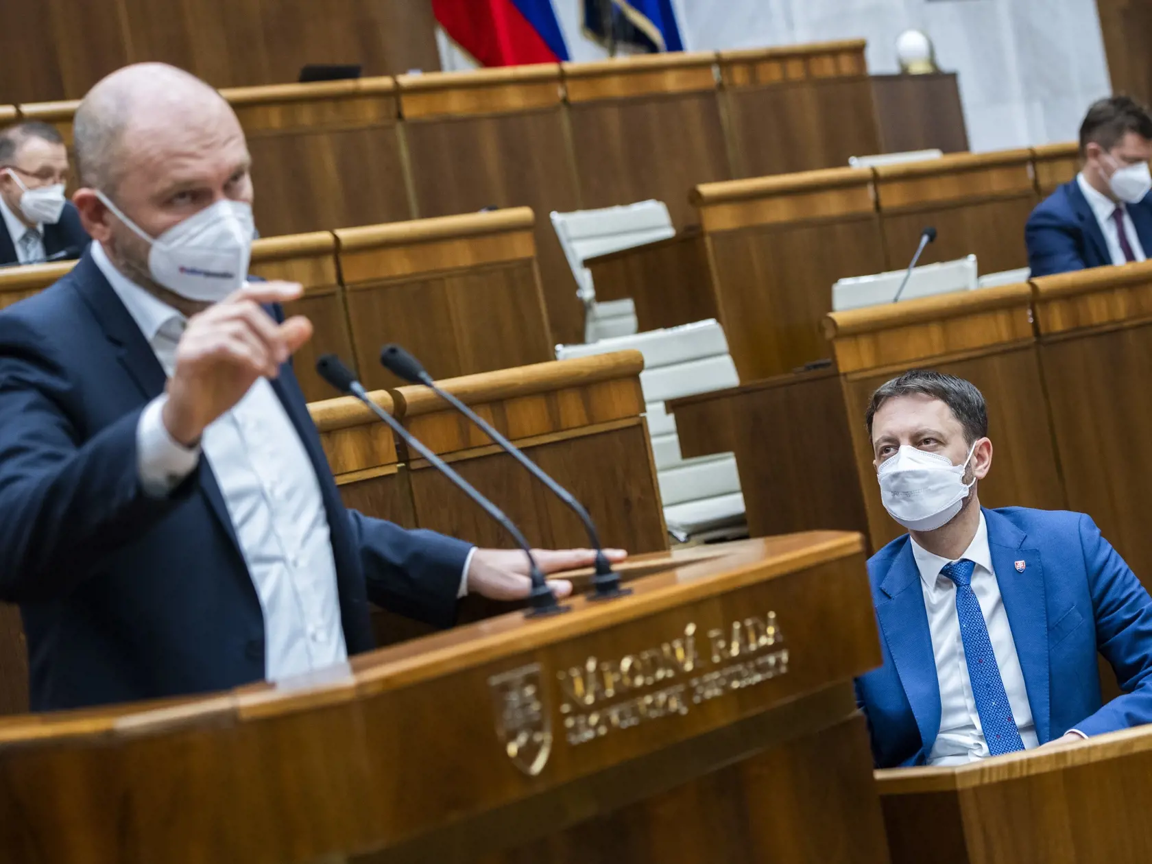 Na snímke je zľava v pozadí podpredseda NR SR Milan Laurenčík (SAS), v popredí minister hospodárstva SR a prvý podpredseda vlády SR pre ekonomiku SR Richard Sulík (SaS), dole predseda vlády SR Eduard Heger (OĽaNO) a vpravo v pozadí Andrej Doležal (nominant Sme rodina) počas 27. schôdze parlamentu.