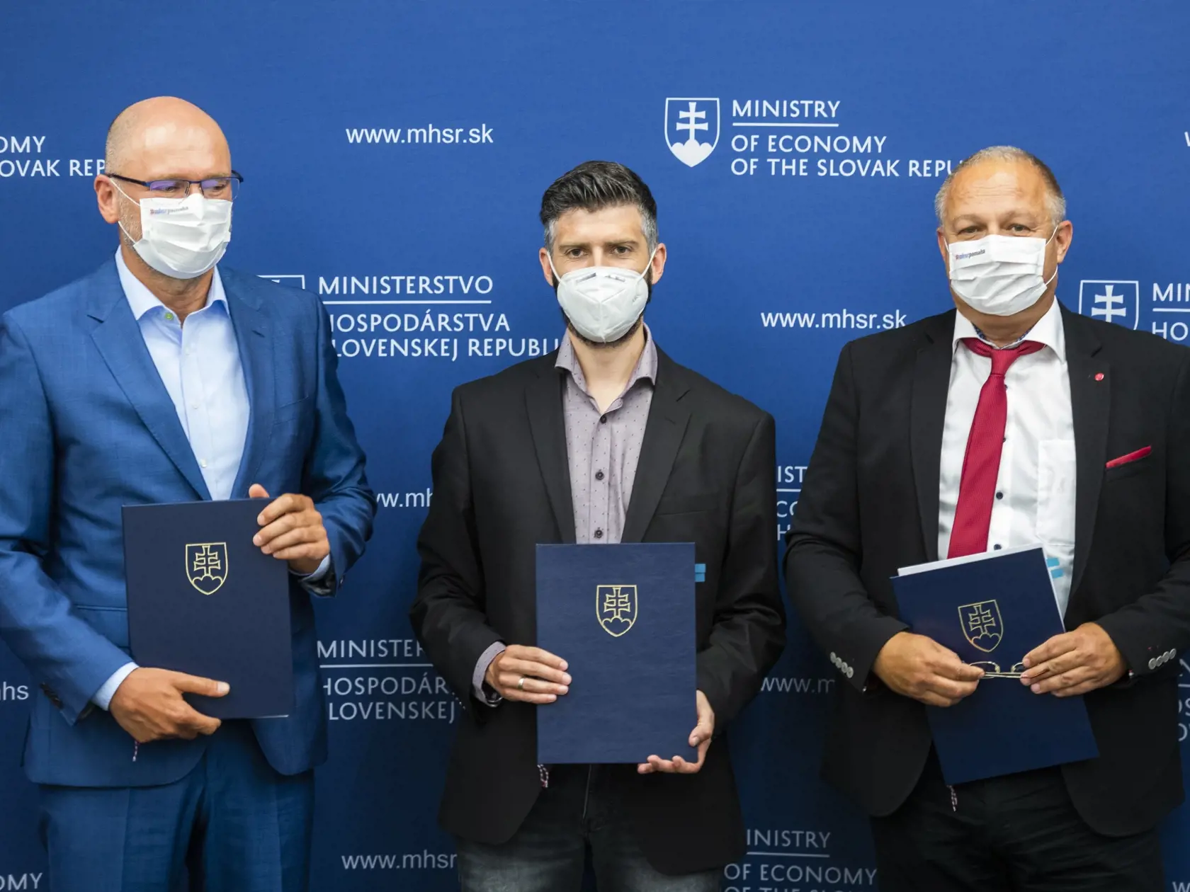Na snímke je zľava minister hospodárstva SR a prvý podpredseda vlády pre ekonomiku SR Richard Sulík (SaS), zástupca spoločnosti Ziegler Group Andreas Sandner a konateľ spoločnosti MH Invest Boris Kačáni počas podpísania memoranda o spolupráci o investícii v priemyselnom parku v Rimavskej Sobote medzi spoločnosťou Ziegler Group, Ministerstvom hospodárstva SR a spoločnosťou MH Invest v Bratislave.