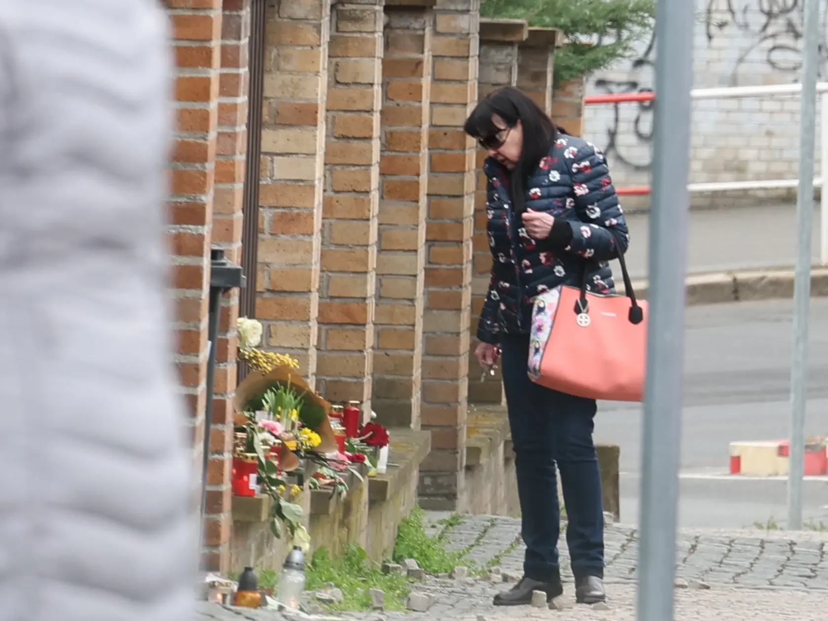 Dáda Patrasová sa pozerá, čo pred domom zanechali fanúšikovia Aničky.