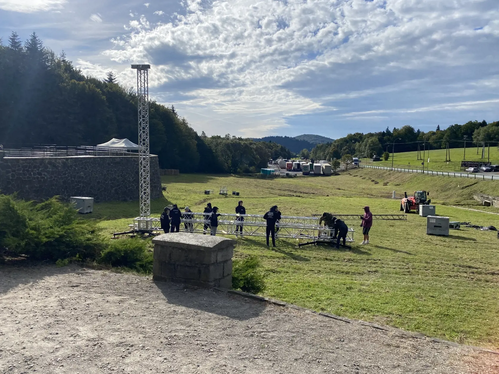 Súčasťou pamätníka na Dukle je aj cintorín padlých vojakov. V nedeľu sa tu uskutočnia oslavy 80. výročia Karpatsko-duklianskej operácie. Program bude aj vo Svidníku v areáli tamojšieho Vojenského historického múzea. Jeho súčasťou bude vystúpenie Čarovných ostrohov, Kandráčovcov, Folklórneho Súboru Šarišan a ďalších. Pripravené budú aj ukážky boja zblízka, prezentácia vojenskej kynológie a návštevníci sa môžu tešiť aj na showprogram Čestnej stráže OS SR, ukážky vojenskej techniky.