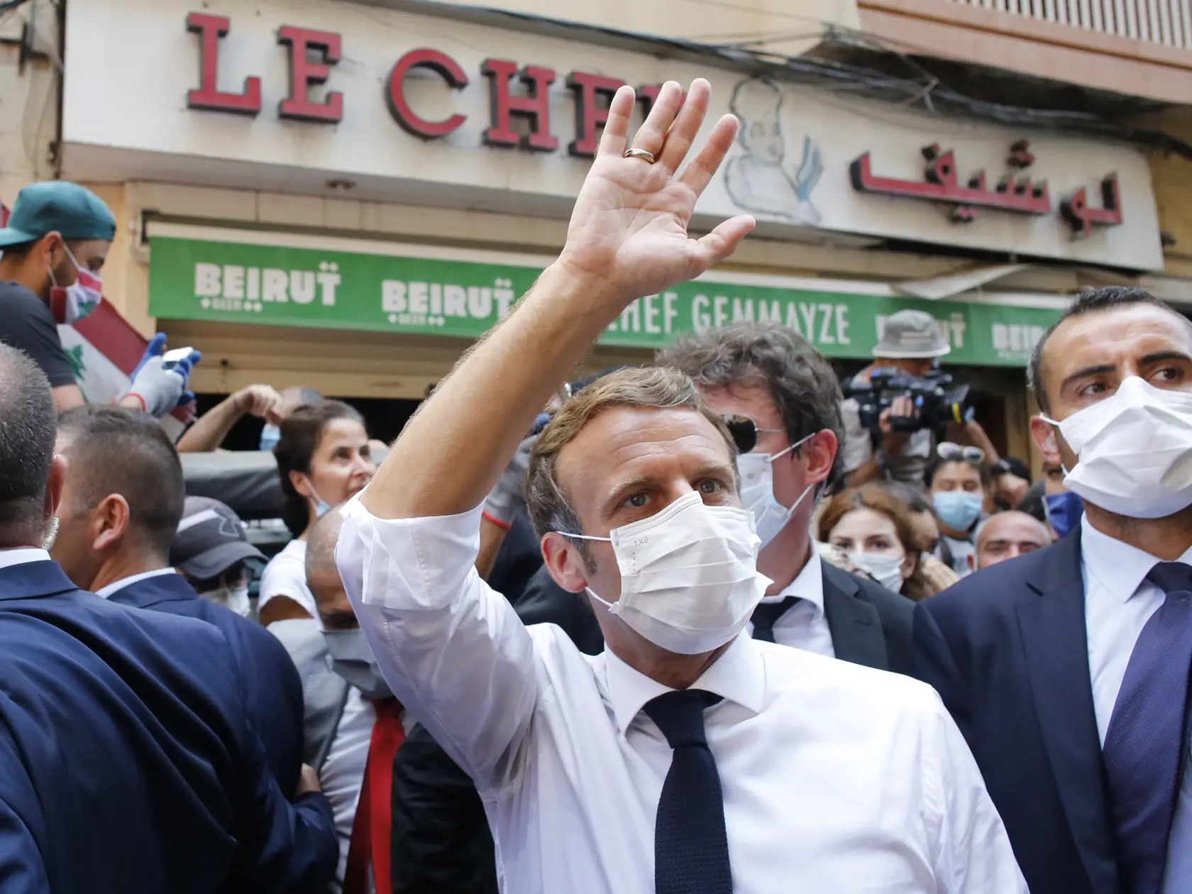 Francúzsky prezident Emmanuel Macron máva na ulici, ktorú zasiahol utorkový mohutný výbuch v libanonskej metropole Bejrút.