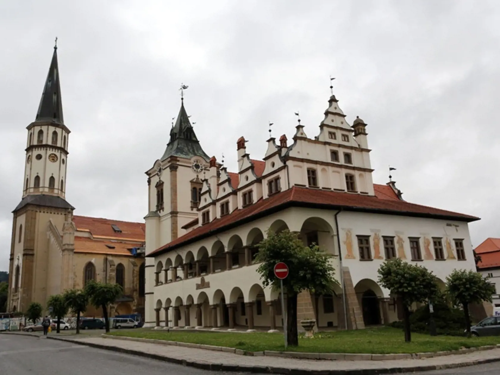 Kostol svätého Jakuba v Levoči a staromestská radnica. 