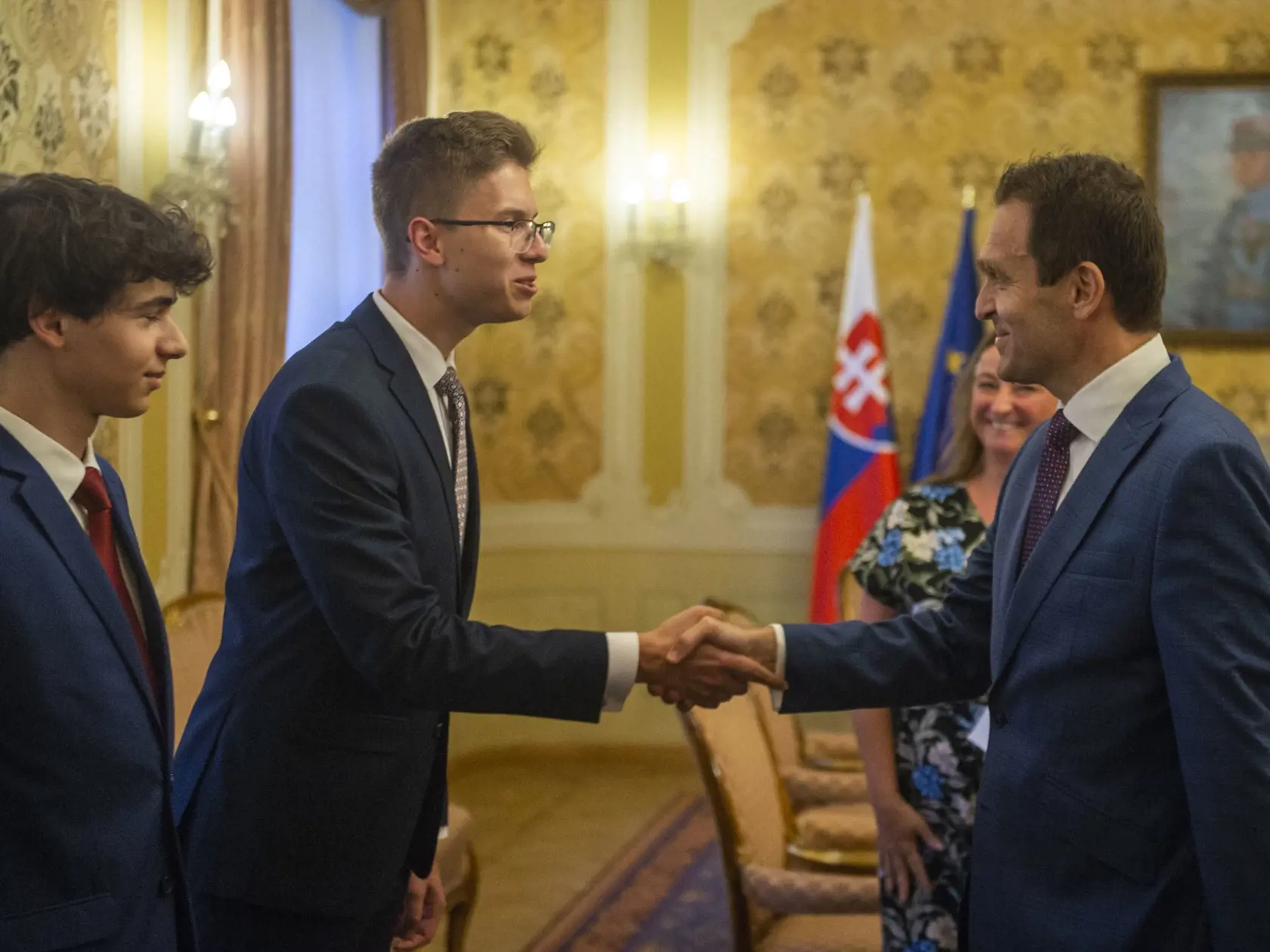 Na snímke vpravo bývalý predseda vlády SR Ľudovít Ódor a druhý sprava prezident Aliancie stredoškolákov Viliam Dominik Ďuraš.