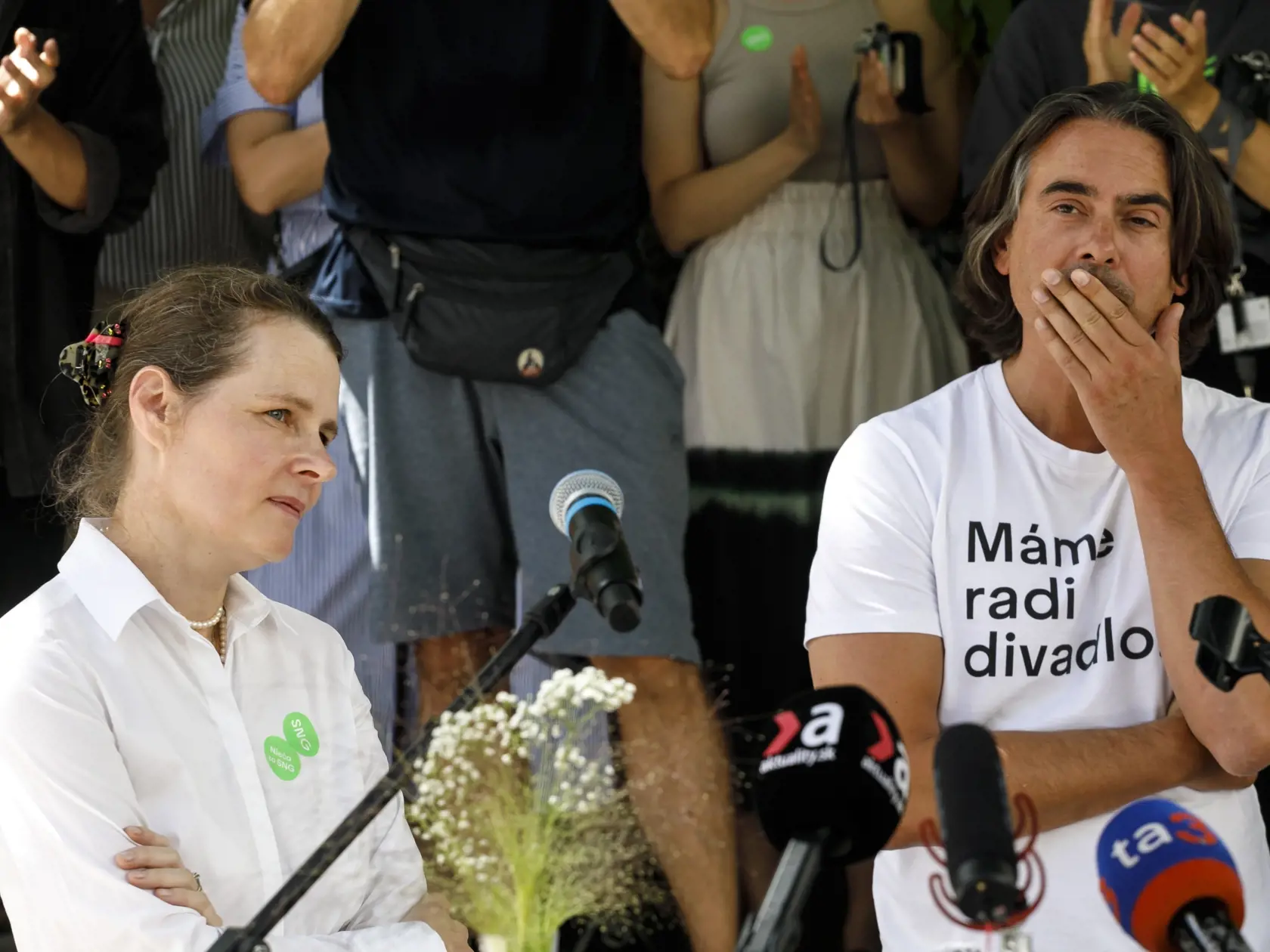 Odvolaná generálna riaditeľka Slovenskej národnej galérie (SNG) Alexandra Kusá a odvolaný generálny riaditeľ Slovenského národného divadla (SND) Matej Drlička počas tlačovej konferencie k odvolaniu generálnej riaditeľky Alexandry Kusej na nádvorí SNG.