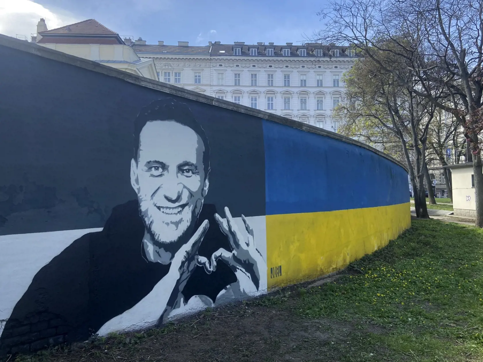Maľba s portrétom zosnulého ruského opozičného lídra Alexeja Navaľného na múre vo Viedni 27. marca 2024. Dva veľké portréty Navaľného ako graffiti pribudli na nehnuteľnosti, ktorú vlastní rodina bývalého českého ministra zahraničných vecí za pomníkom sovietskych vojakov vo Viedni 27. marca 2024. Štyridsaťsedemročný Navaľnyj v trestaneckej kolónii na Sibíri podľa ruských úradov náhle zomrel v piatok 16. februára po tom, čo mu po vychádzke prišlo nevoľno.
