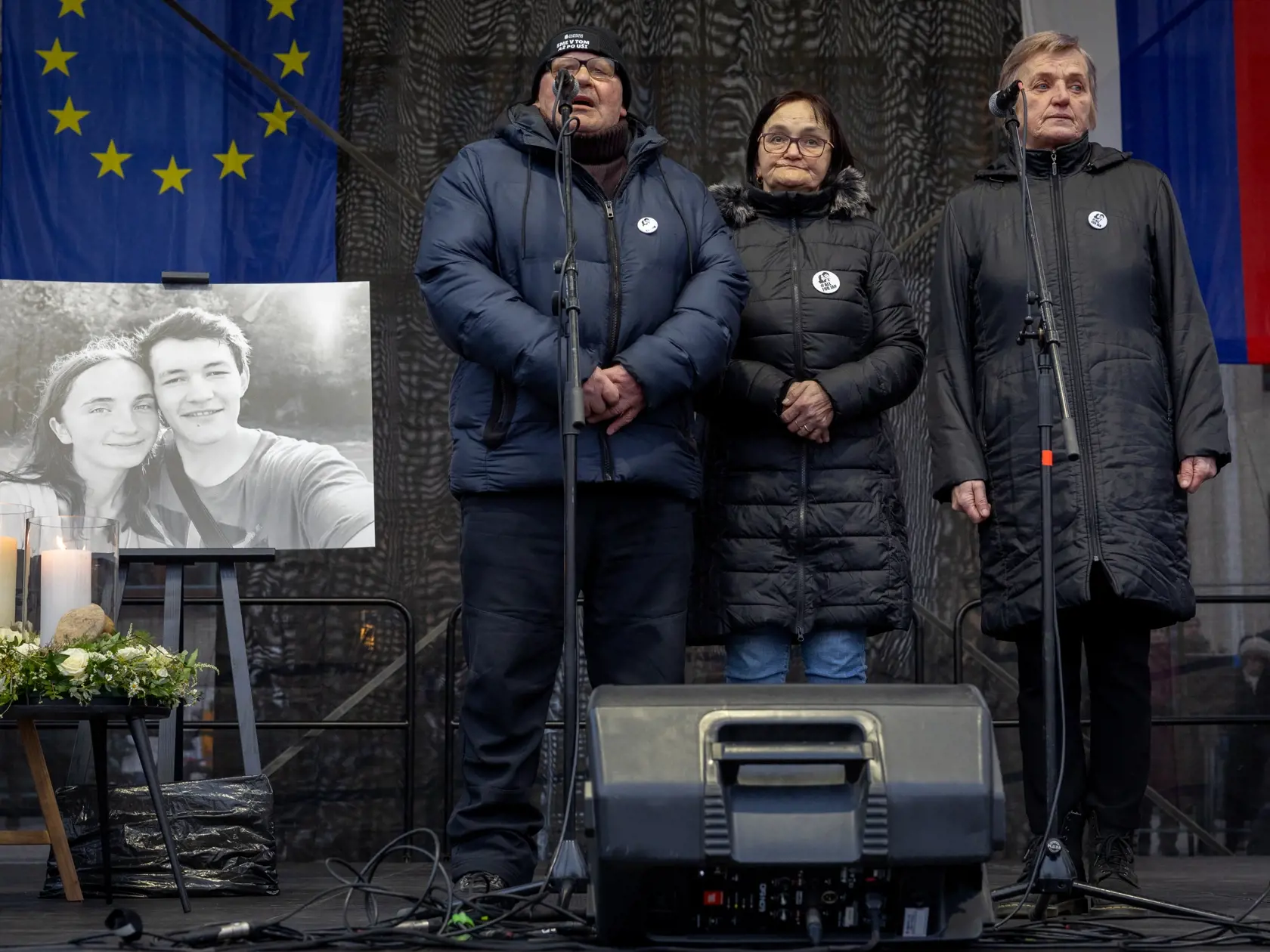 Spoločné zhromaždenie - Sedem rokov bez Jána a Martiny - Slovensko je Európa.
Spomienkovo-protestné zhromaždenie na Námestí slobody pri príležitosti výročia vraždy novinára Jána Kuciaka a jeho snúbenice Martiny Kušnírovej. Na snímke sú rodičia zavraždených, Jozef Kuciak, Jana Kuciaková a Zlatica Kušnírová.