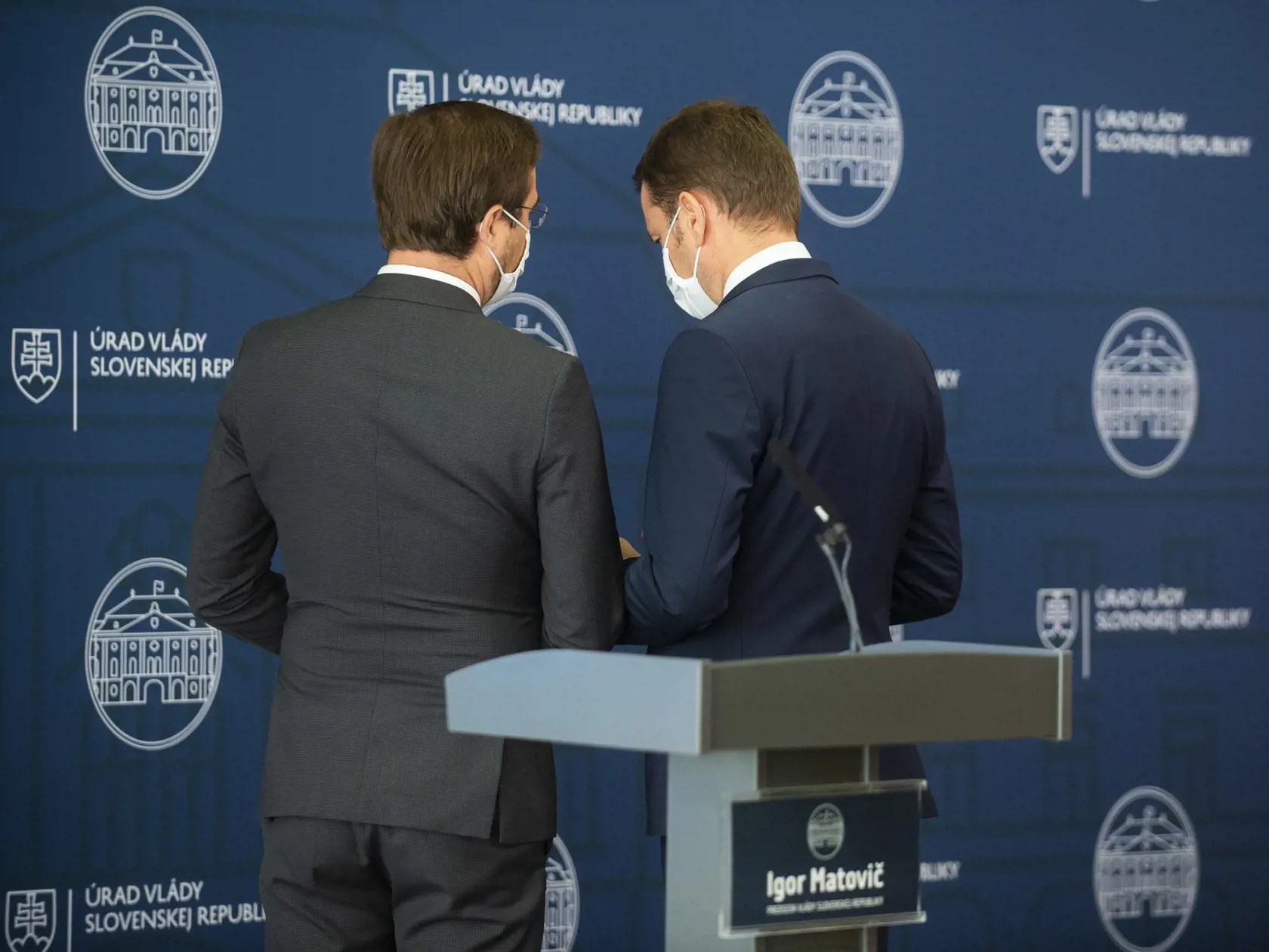 Predseda vlády Igor Matovič a minister zdravotníctva Marek Krajčí počas tlačovej konferencie na tému: Zdravotníci pomáhajú Slovensku 20. októbra 2020 v Bratislave.